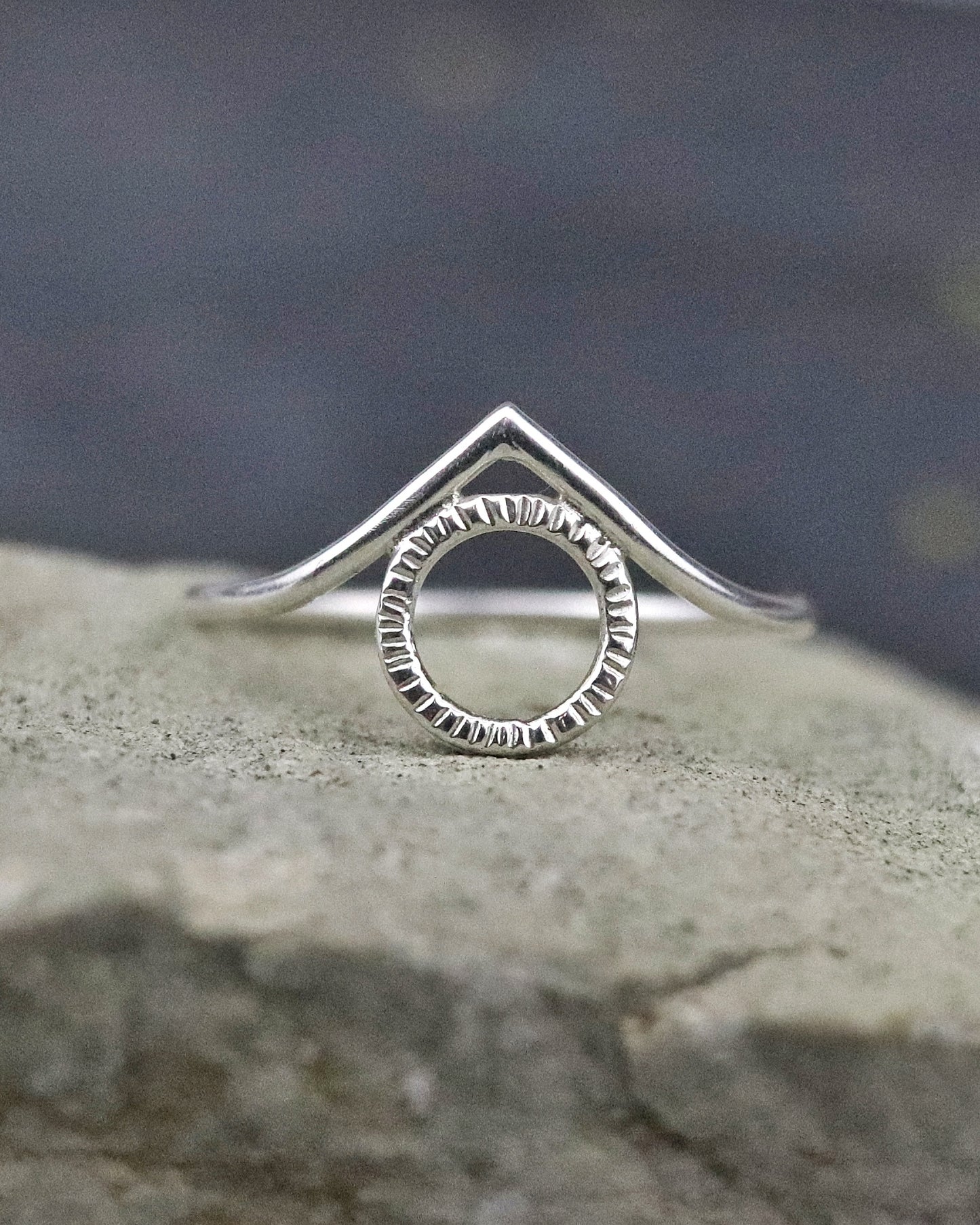 Bague fine Tokyo inspiration Japon en argent 925/1000 posée sur une pierre grise et fond ardoise naturelle