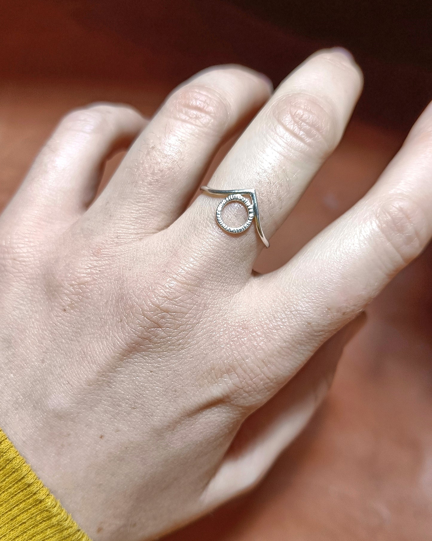 Bague fine Tokyo inspiration Japon en argent 925/1000 portée par une femme