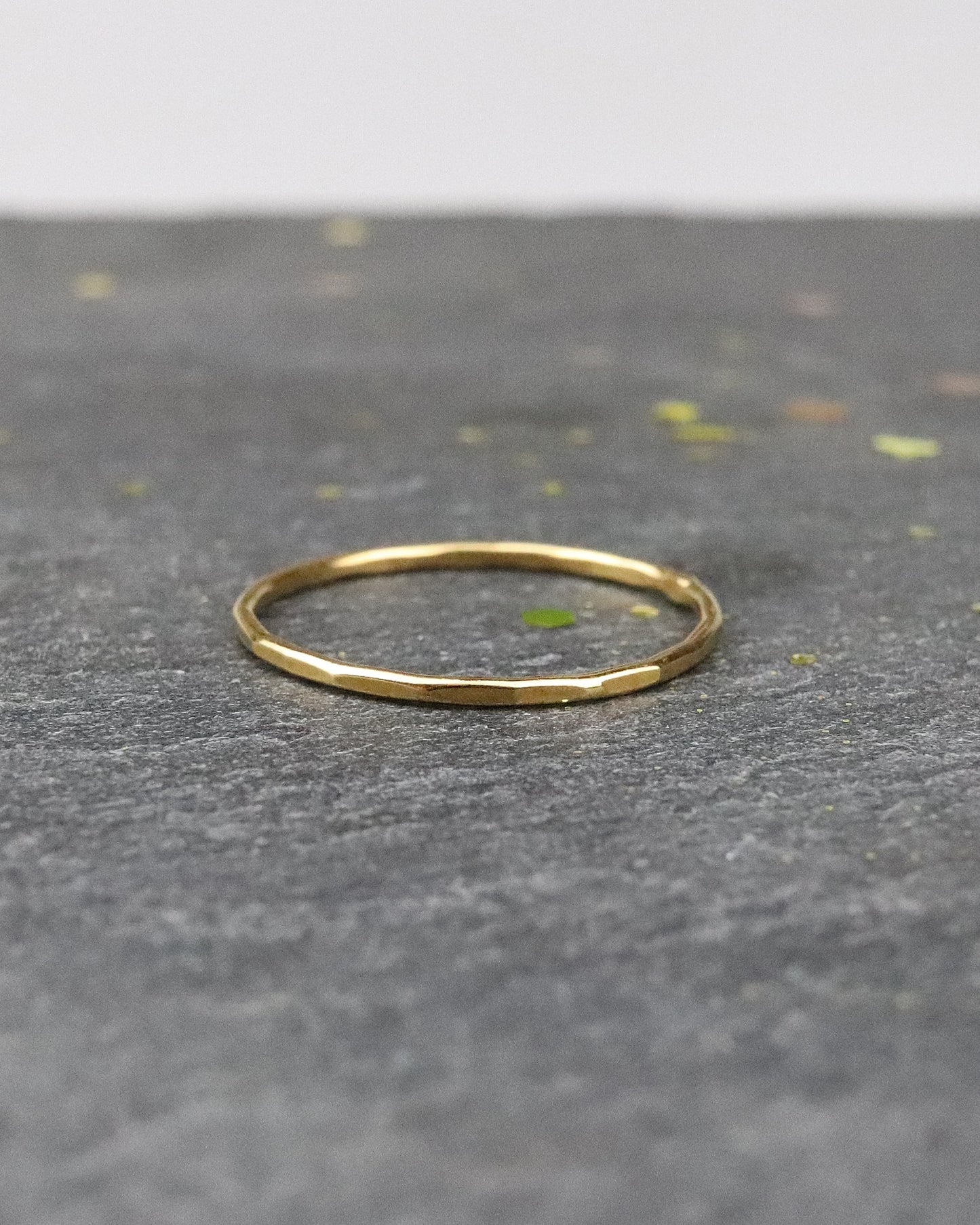 Bague fine vermeil martelée sur une ardoise naturelle