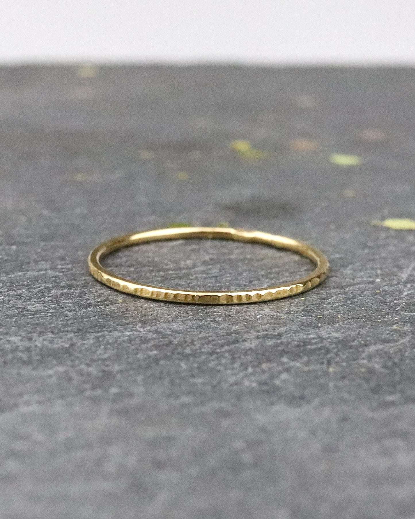 Bague fine vermeil ciselée sur une ardoise naturelle