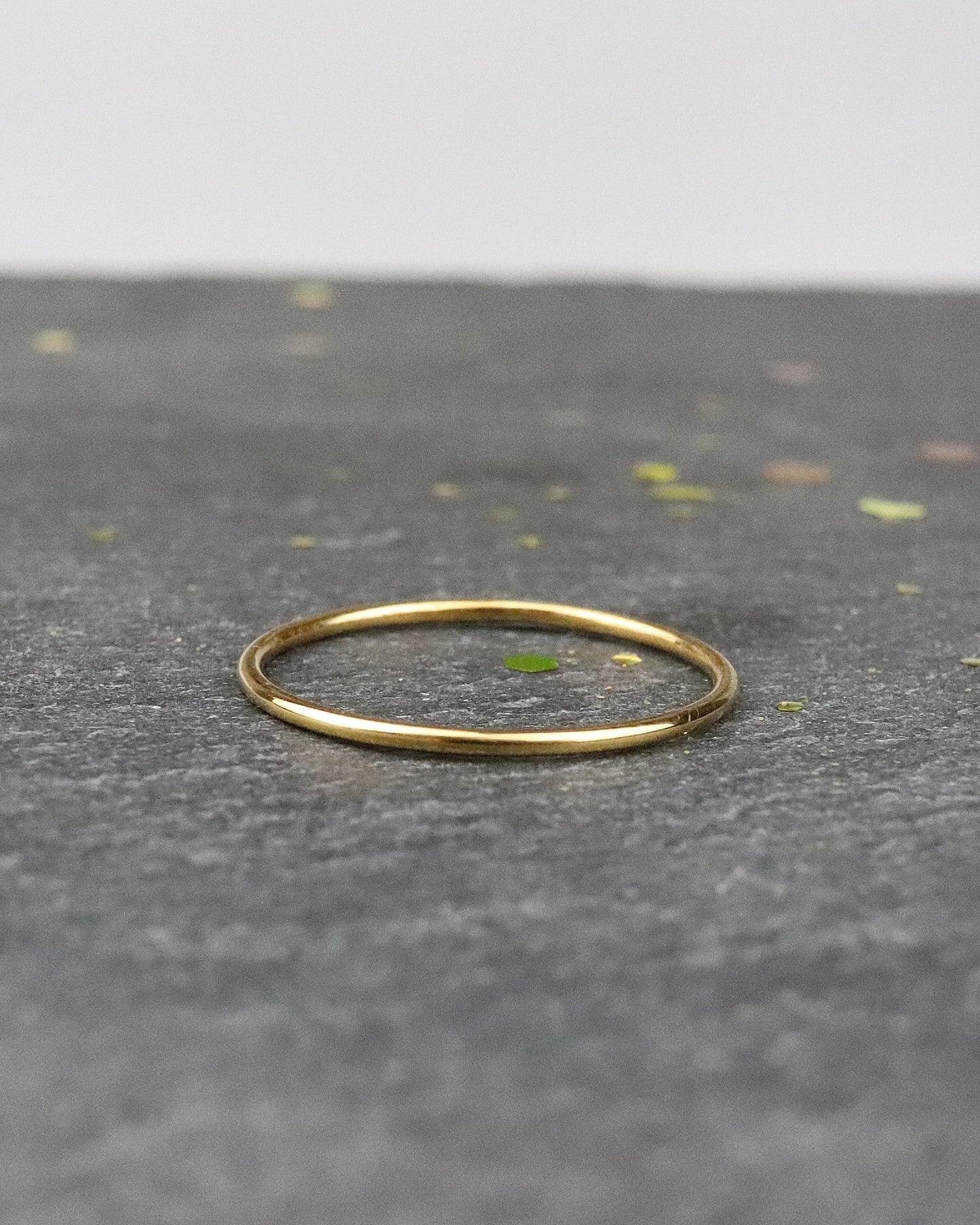 Bague fine vermeil lisse sur une ardoise naturelle