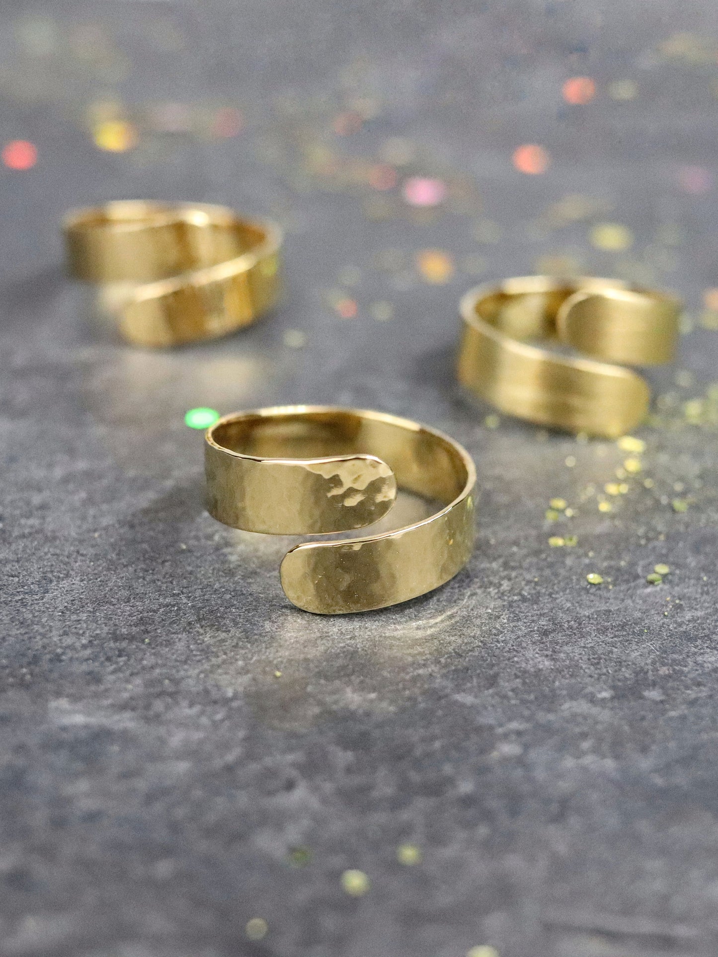 Bague Twist en vermeil (argent 925/1000 plaqué or 5 microns) martelée ciselée ou brossée sur fond ardoise