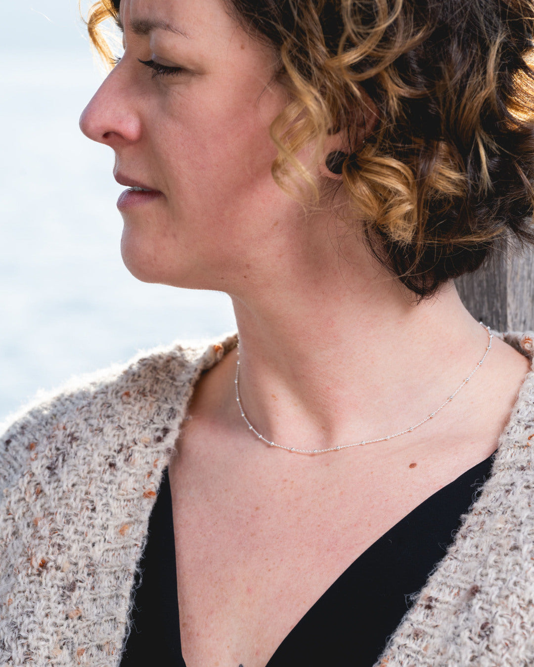 collier chaine boule en argent bijoux marion chappaz porté par une femme argent 925 collier simple fin minimaliste