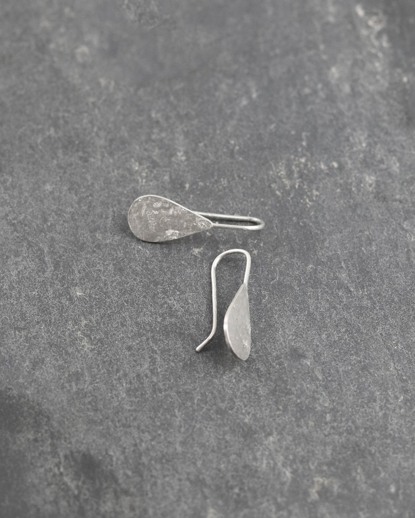 bijoux marion chappaz en argent 925 boucles d'oreilles dormeuses pendantes courtes Moondrop goute texturées lune sur fond ardoise