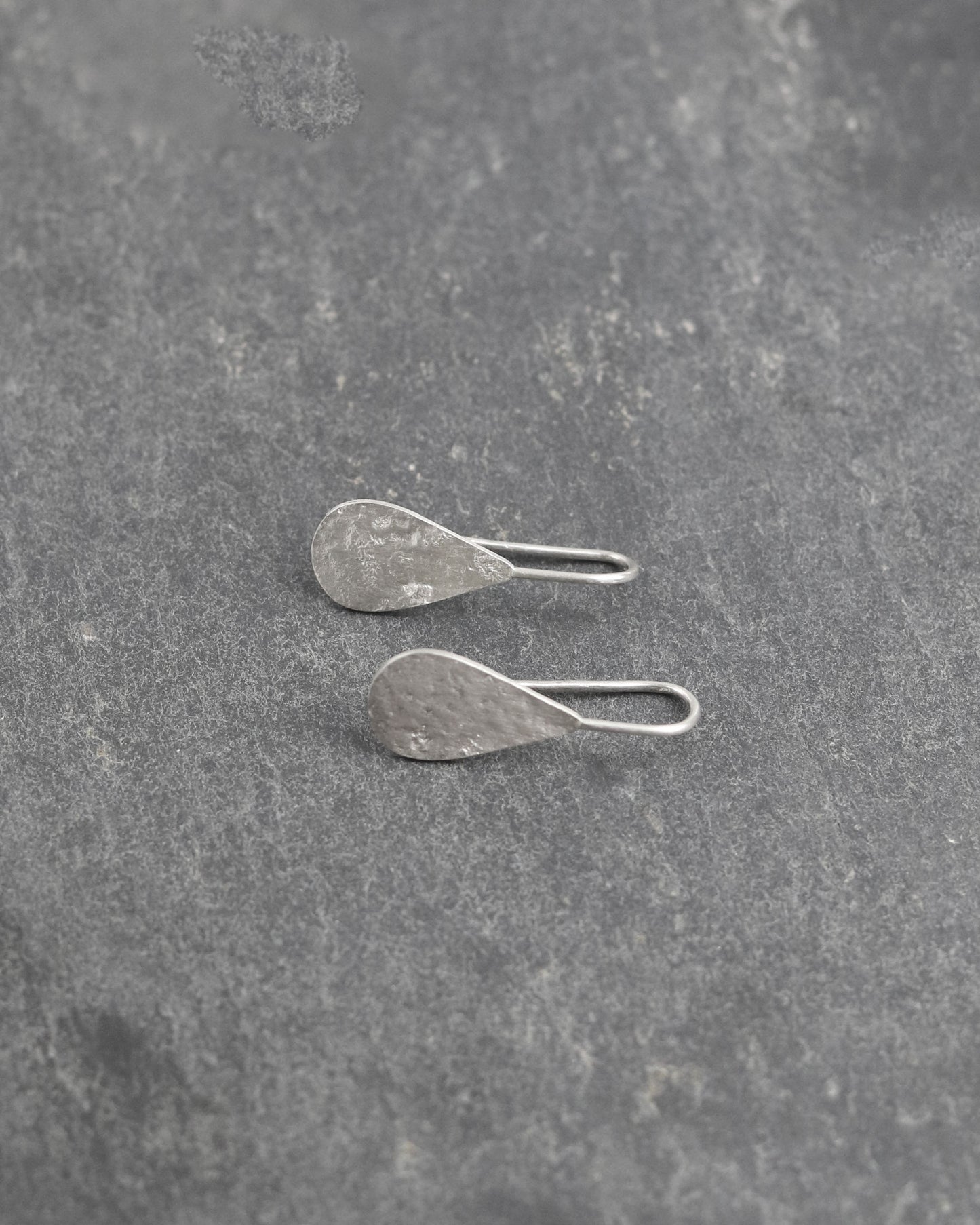 bijoux marion chappaz en argent 925 boucles d'oreilles dormeuses pendantes courtes Moondrop goute texturées lune sur fond ardoise