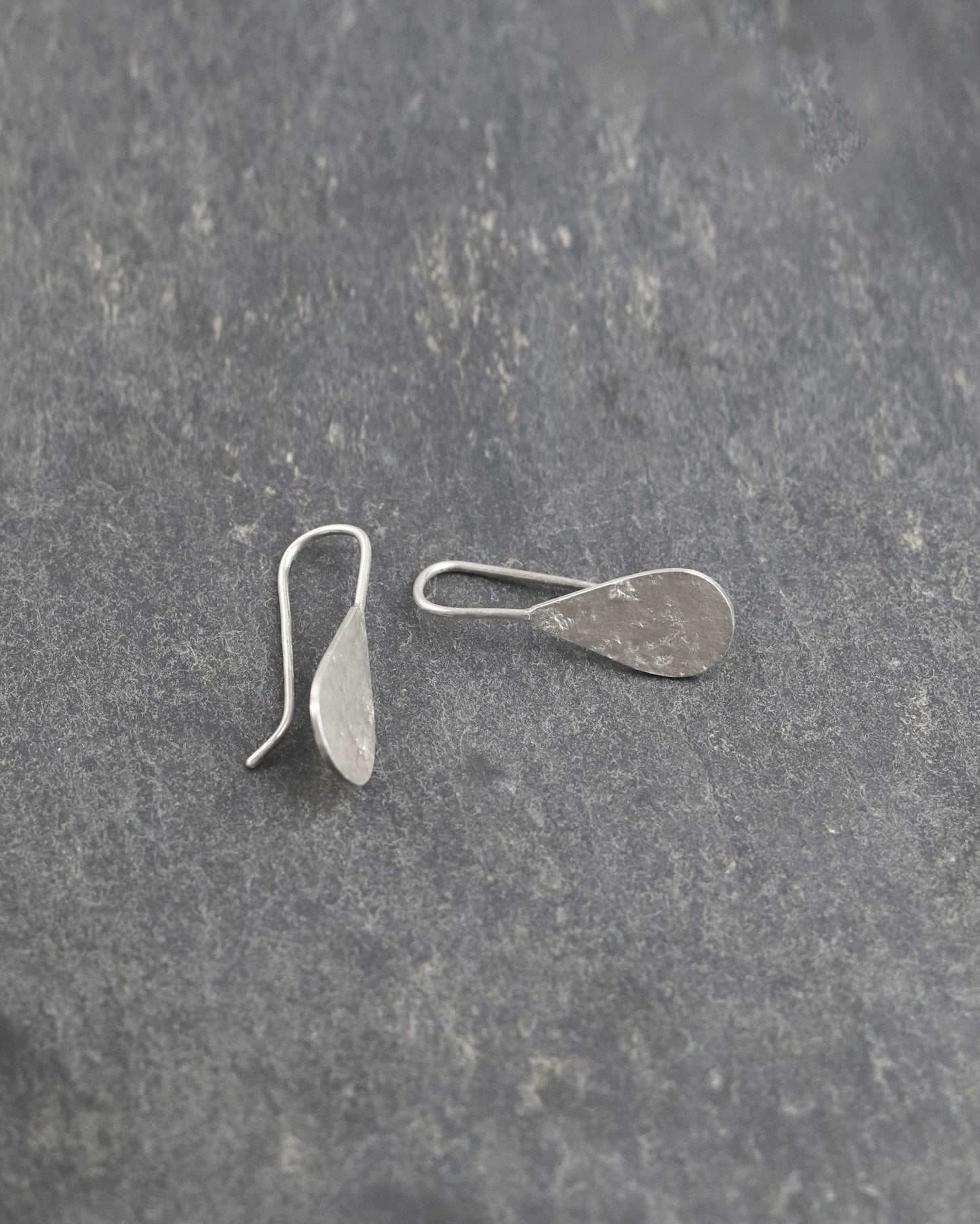 bijoux marion chappaz en argent 925 boucles d'oreilles dormeuses pendantes courtes Moondrop goute texturées lune sur fond ardoise