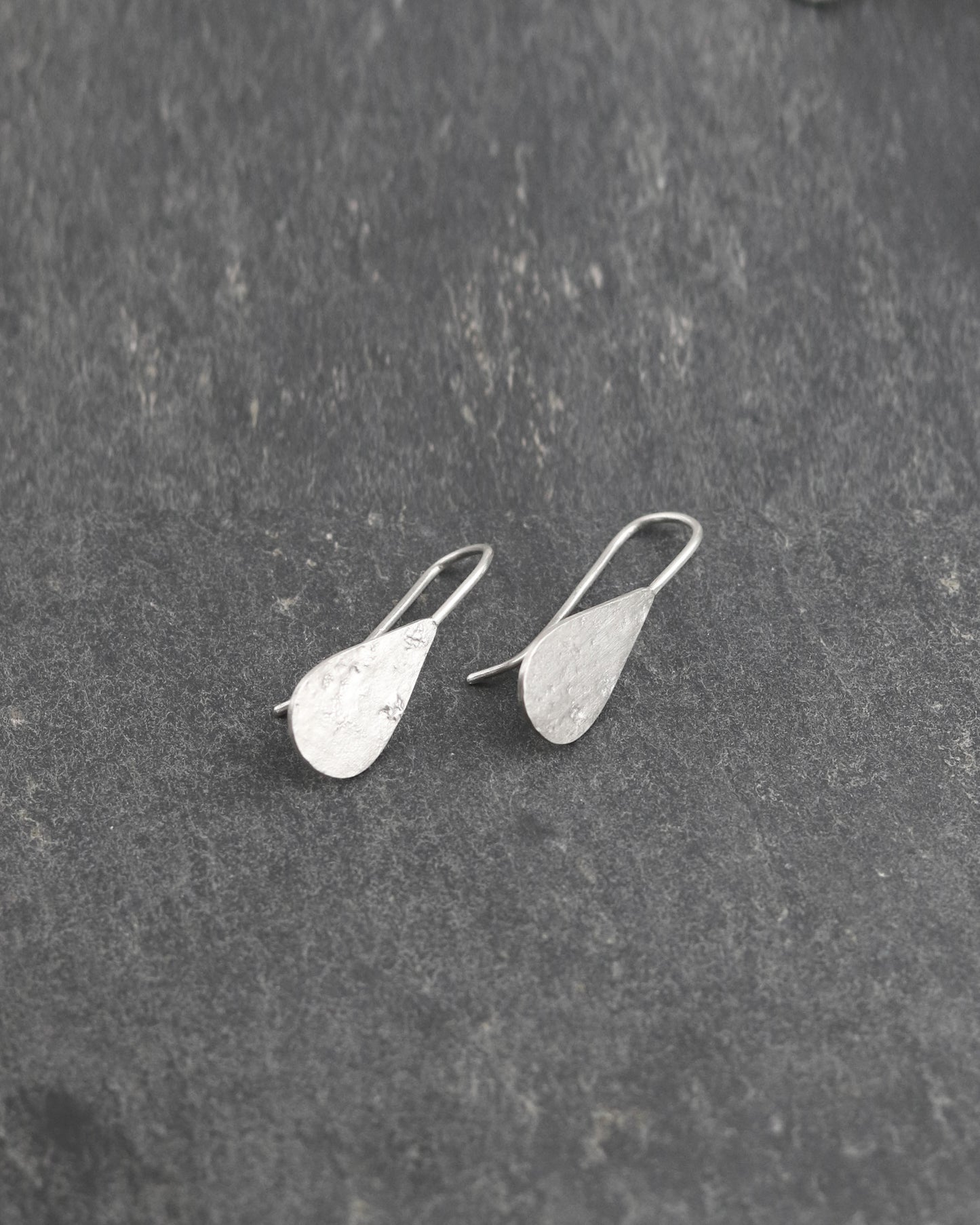 bijoux marion chappaz en argent 925 boucles d'oreilles dormeuses pendantes courtes Moondrop goute texturées lune sur fond ardoise