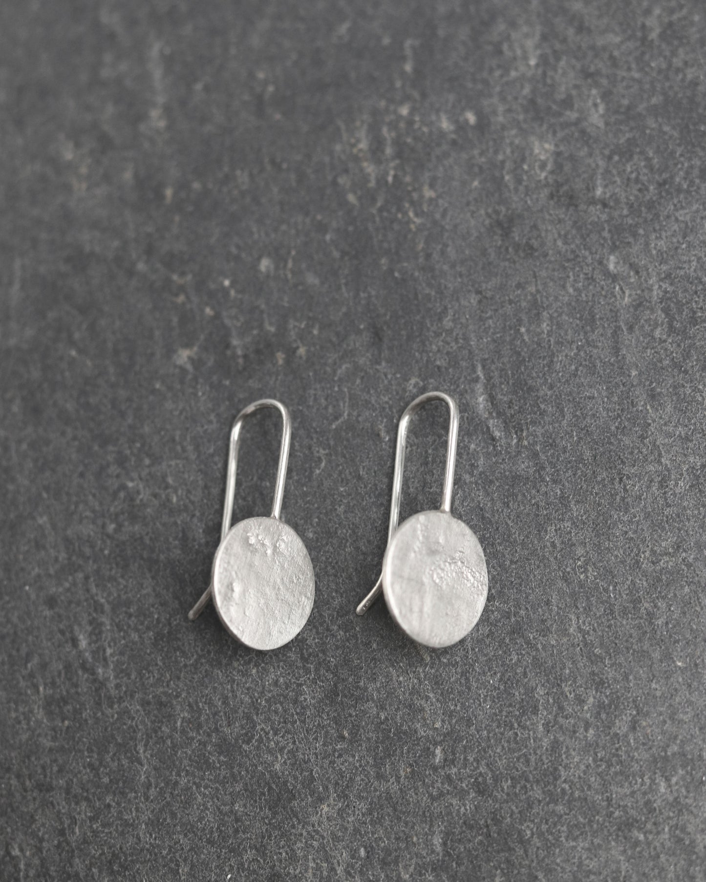bijoux marion chappaz en argent 925 boucles d'oreilles Mini Moon lune texturées dormeuses rondes pour femme sur ardoise