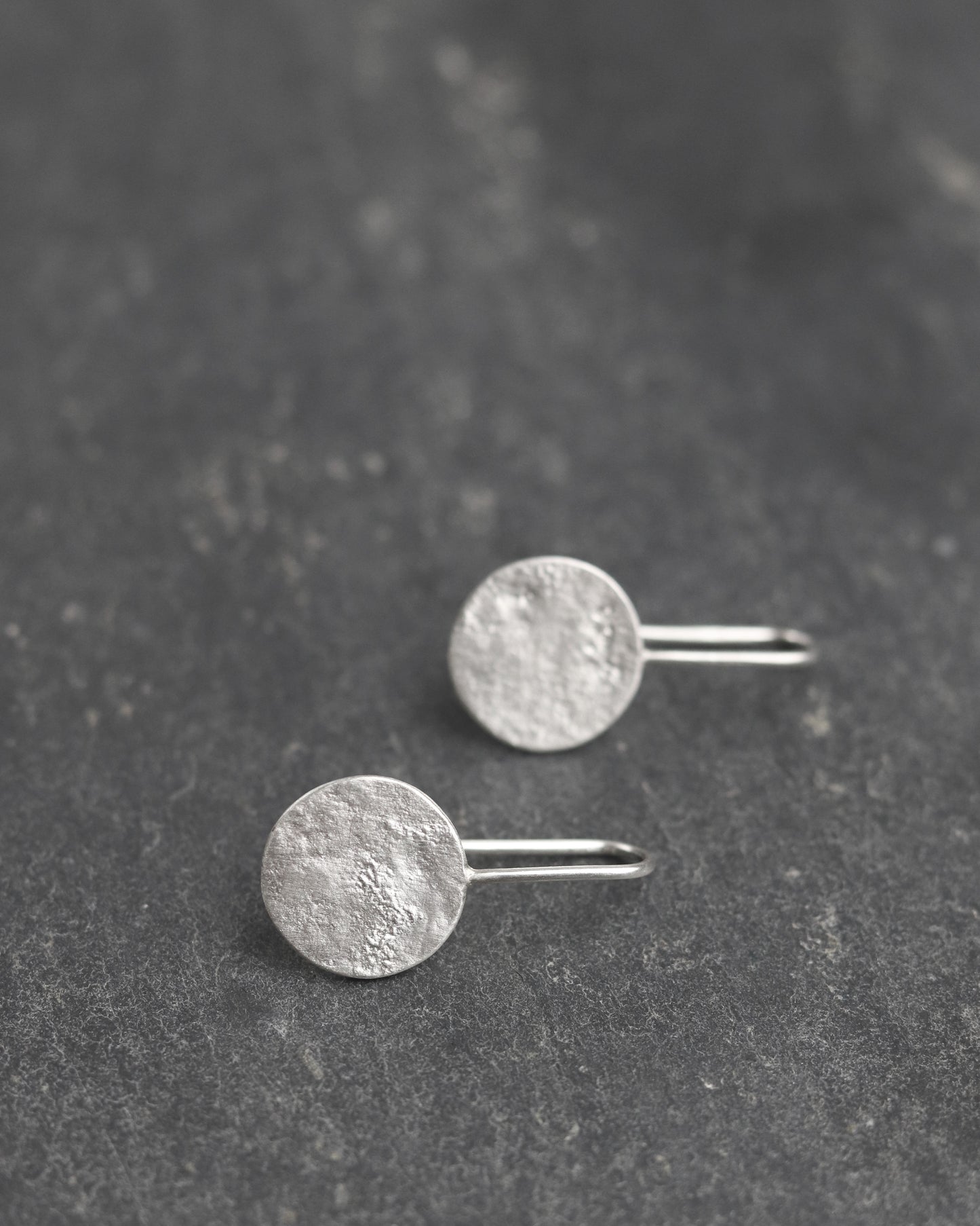 bijoux marion chappaz en argent 925 boucles d'oreilles Mini Moon lune texturées dormeuses rondes pour femme sur ardoise