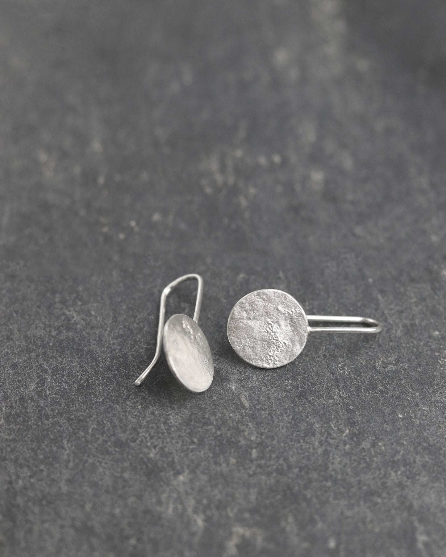 bijoux marion chappaz en argent 925 boucles d'oreilles Mini Moon lune texturées dormeuses rondes pour femme sur ardoise
