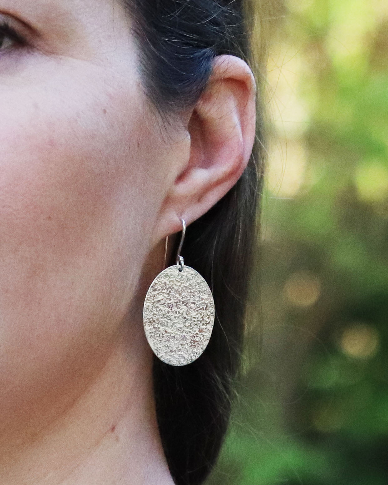 bijoux marion chappaz en argent 925 boucles d'oreilles texturées dormeuses ovales pendantes Emery pour femme portées