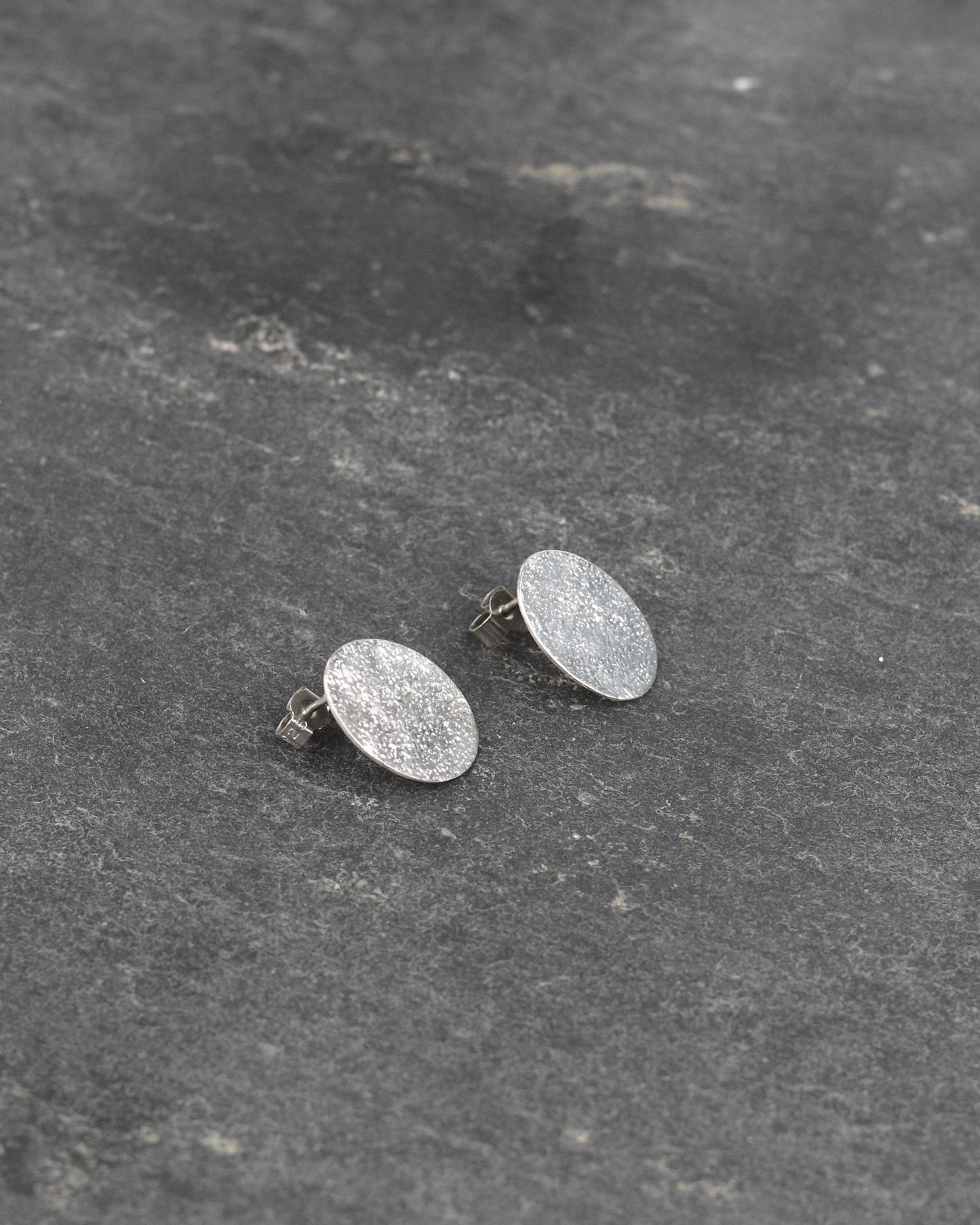 bijoux marion chappaz en argent 925 boucles d'oreilles Emery texturées puces fermoir poussoir papillon tirette belge sur ardoise pour femme
