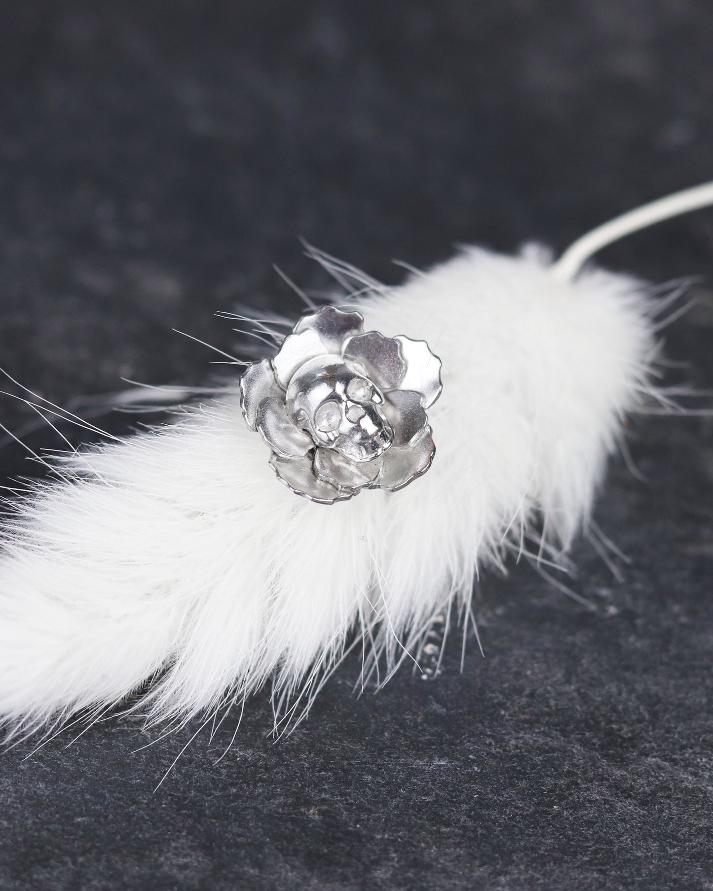 bijoux marion chappaz en argent 925 pin's broche tête de mort memento mori fleur tête fleurie sur fond blanc et ardoise