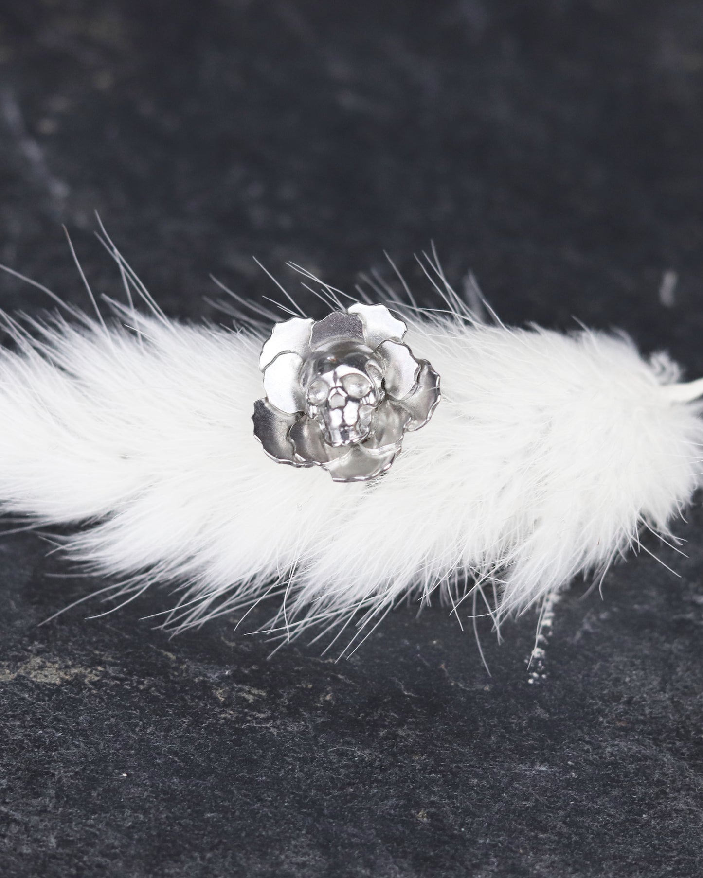 bijoux marion chappaz en argent 925 pin's broche tête de mort memento mori fleur tête fleurie sur fond blanc et ardoise