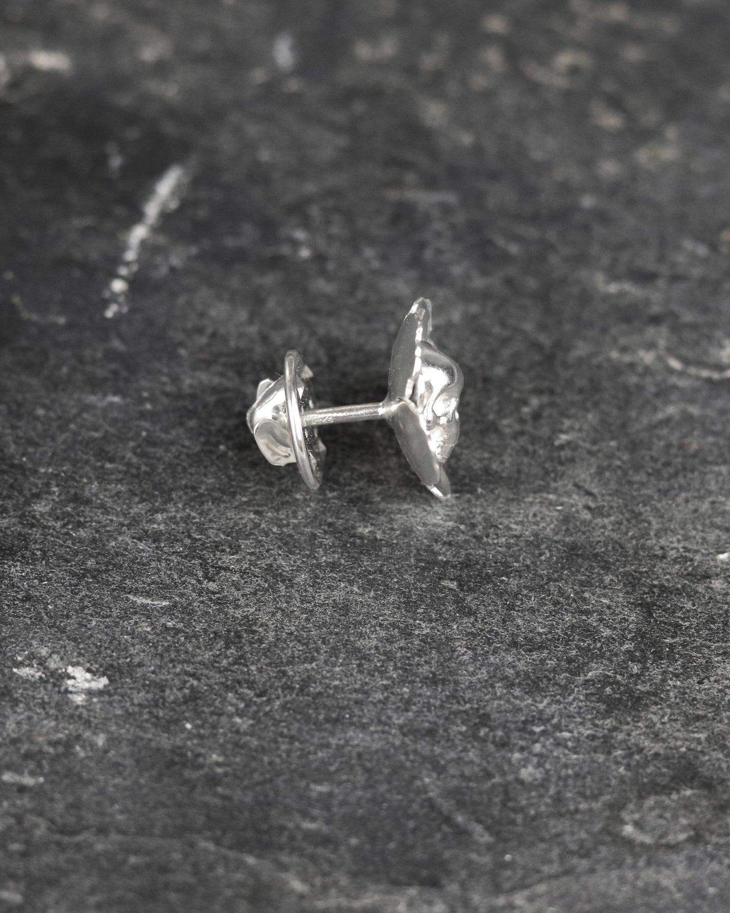 bijoux marion chappaz en argent 925 pin's broche tête de mort memento mori fleur tête fleurie sur fond ardoise