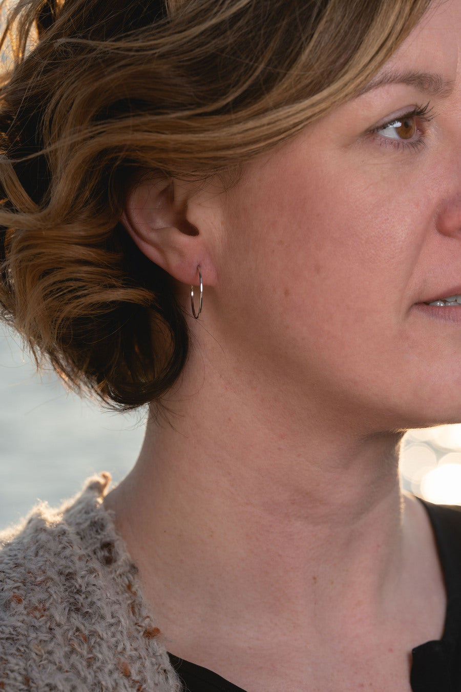 bijoux marion chappaz boucles d'oreilles créoles fines en argent 925 martelées Taille M portées par une femme