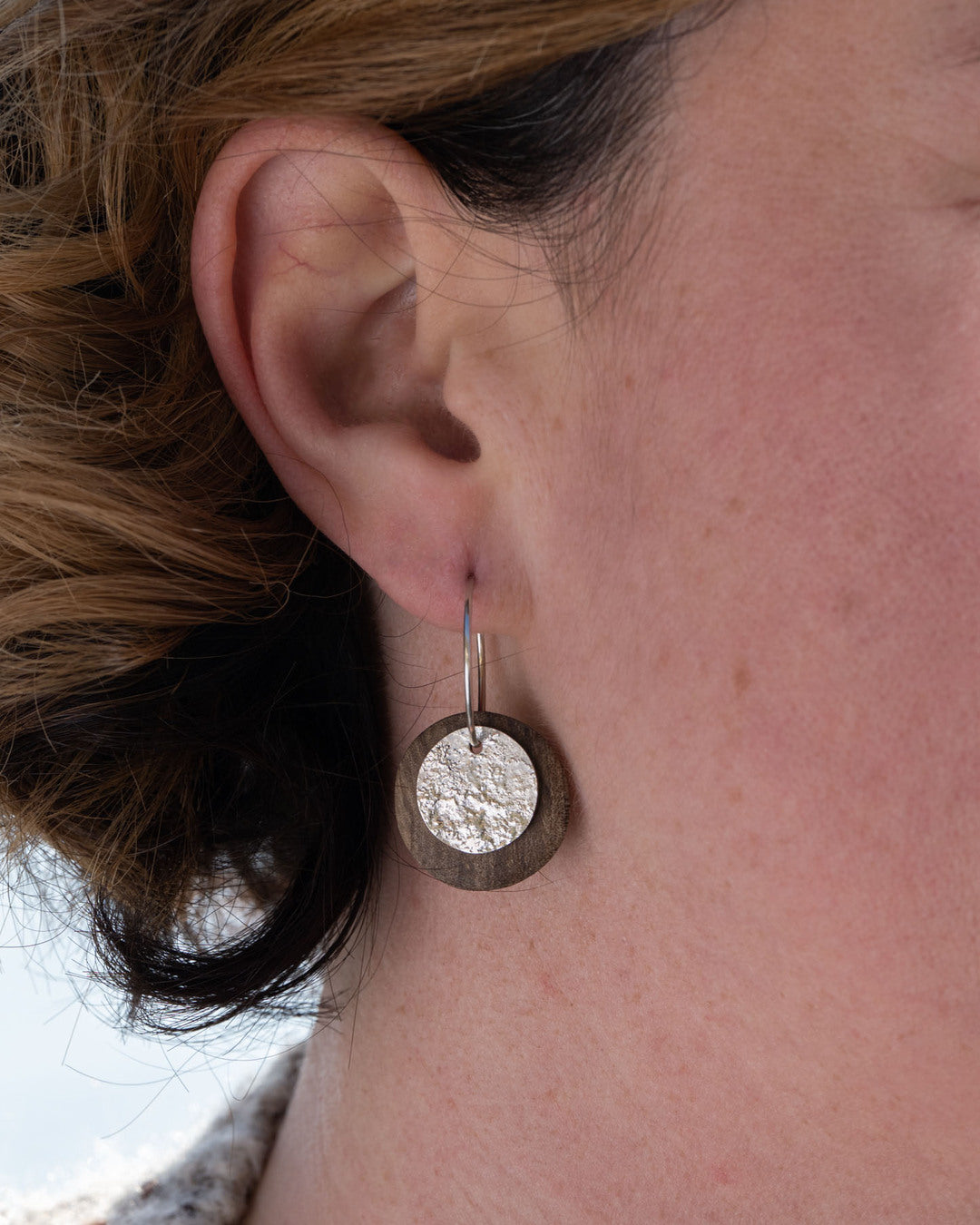 bijoux marion chappaz en argent 925 boucles d'oreilles pour femme créoles moon wood bois noyer médaille texture lune portées