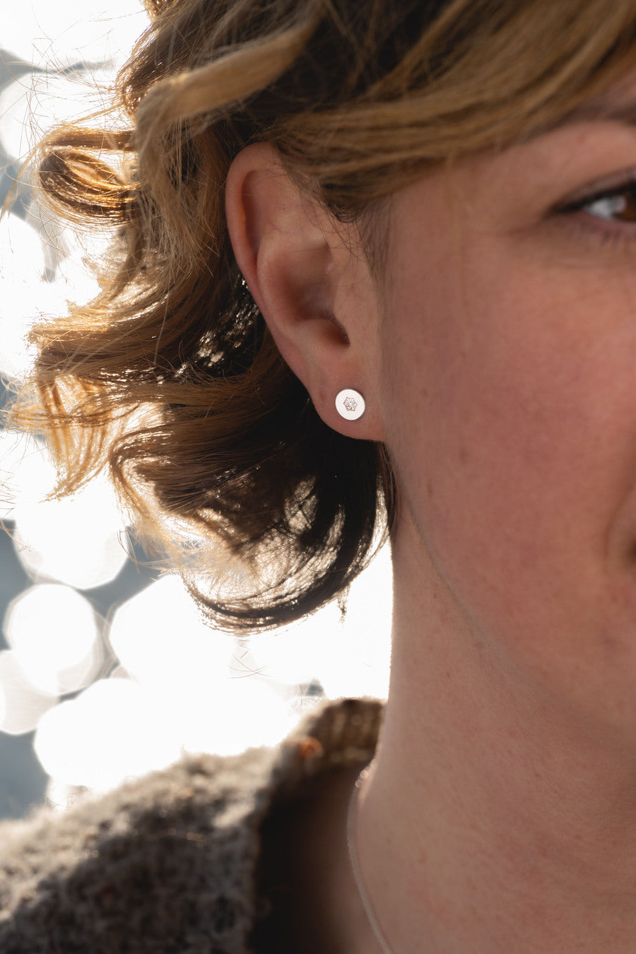 bijoux marion chappaz en argent 925 boucles d'oreilles puces fermoir poussoir flocon pour femme portées par une femme