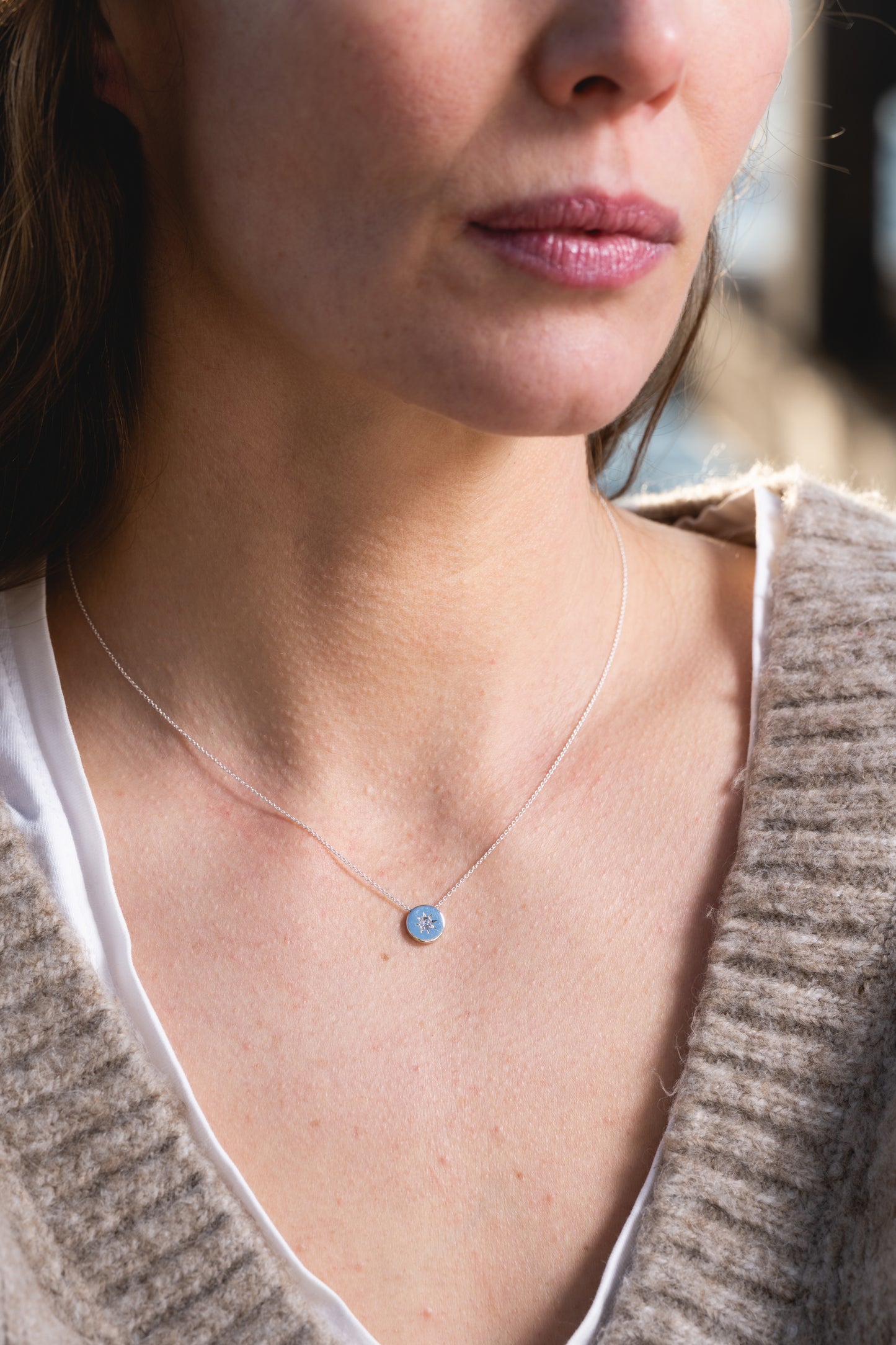 Marion chappaz bijoux collier argent médaille Serti étoile saphir bleu pâle chaine maille forçat femme pendentif porté