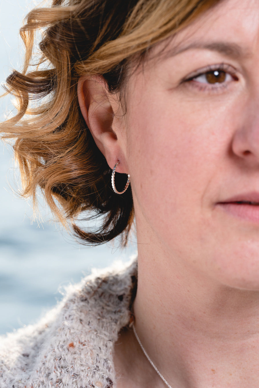 bijoux créatrice marion chappaz créoles boucles d'oreilles Sequin taille M 22 mm argent 925 perlées laminées portées par une femme