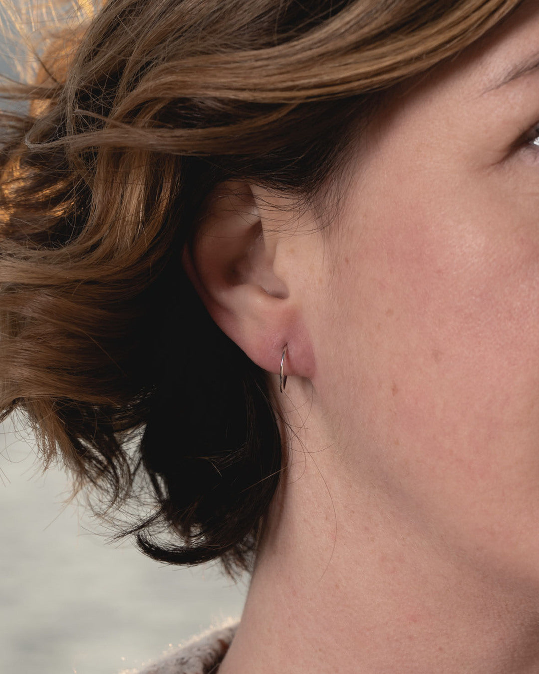 bijoux marion chappaz boucles d'oreilles créoles fines en argent 925 martelées Taille S portées par une femme