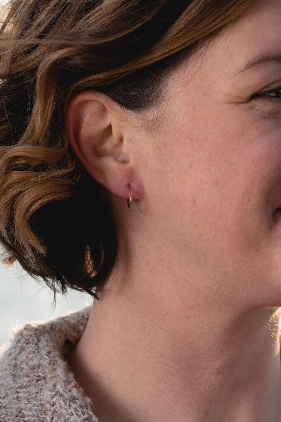 bijoux créatrice marion chappaz créoles boucles d'oreilles argent or 18k 750 millièmes martelées portées par une femme