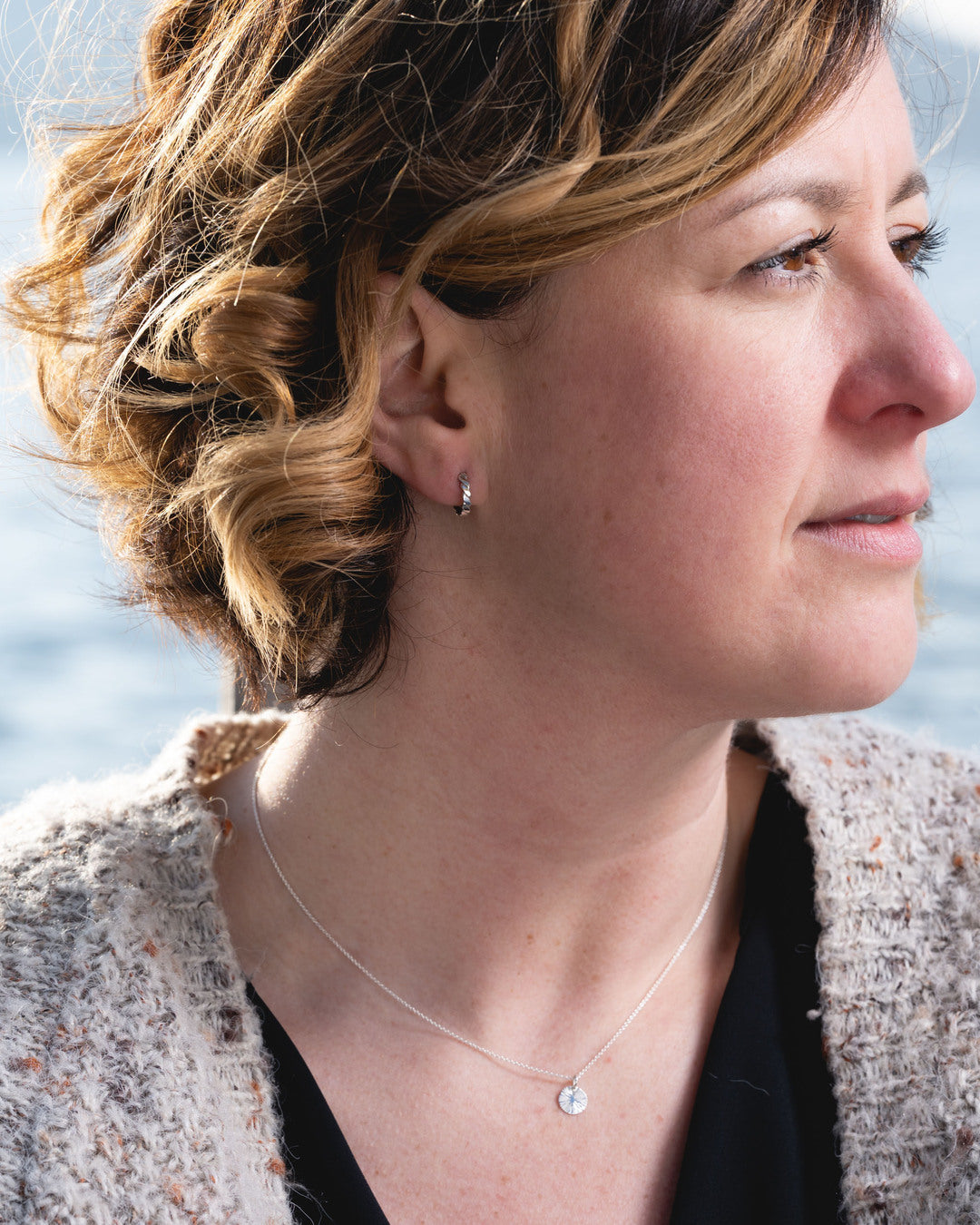 bijoux marion chappaz en argent 925 boucles d'oreilles créoles tressées torsades portées par une femme