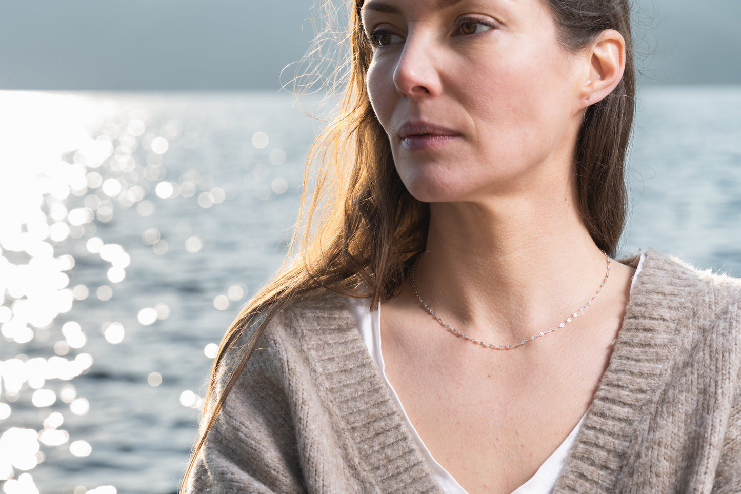 bijoux marion chappaz collier chaine soleil maille fantaisie fine sophistiquée en argent 925 porté par une femme