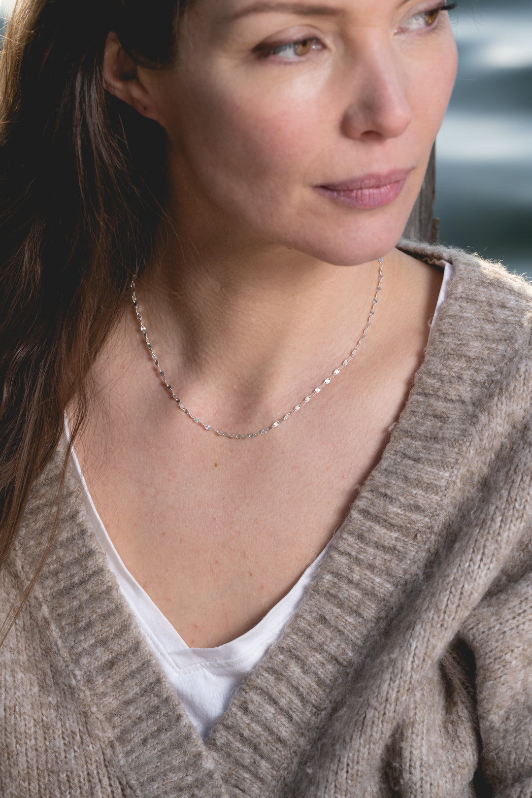bijoux marion chappaz collier chaine soleil maille fantaisie fine sophistiquée en argent 925 porté par une femme