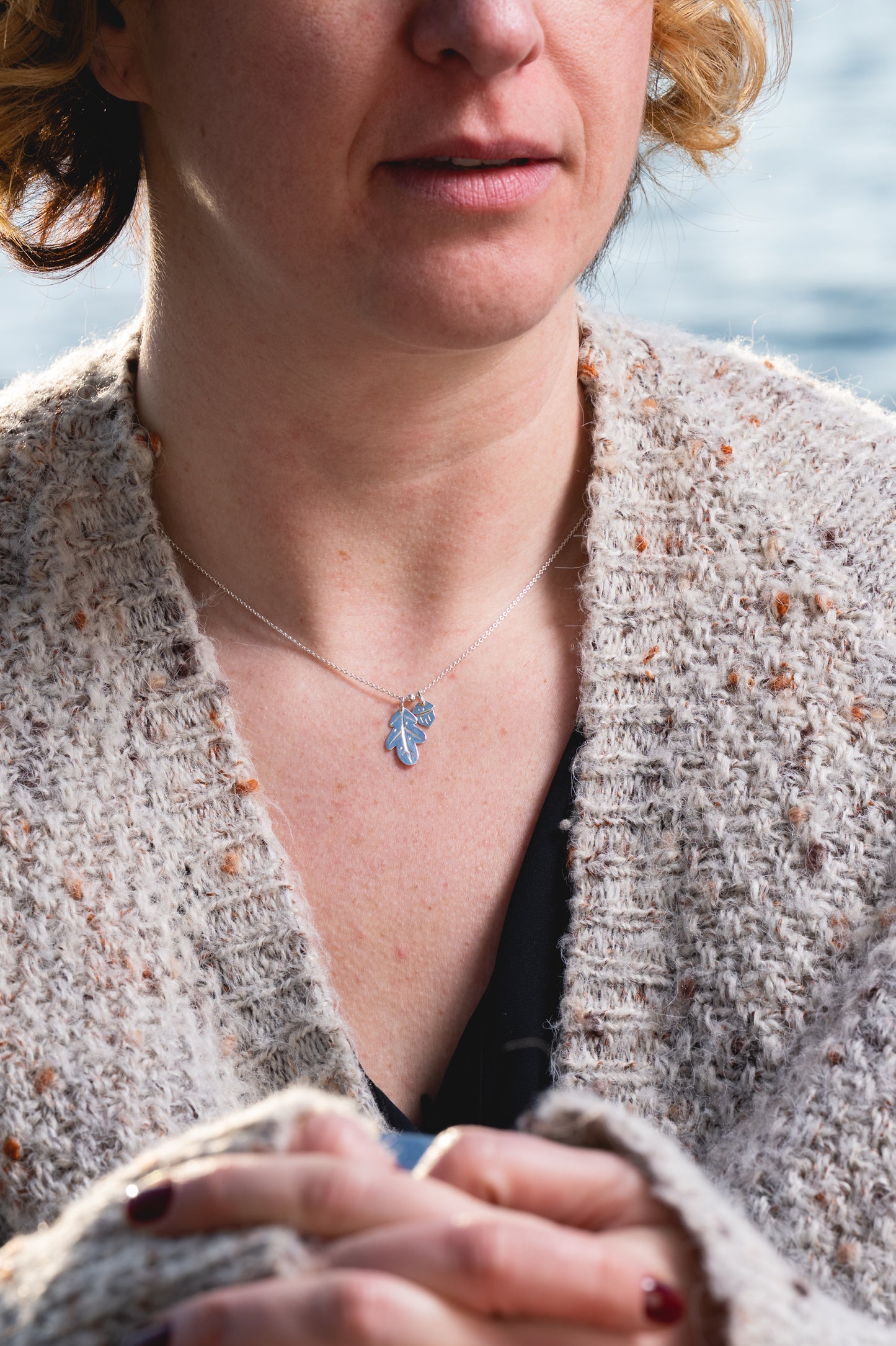 collier femme bijoux marion chappaz pendentif chêne feuille et gland ciselés chaine maille forçat pour femme porté