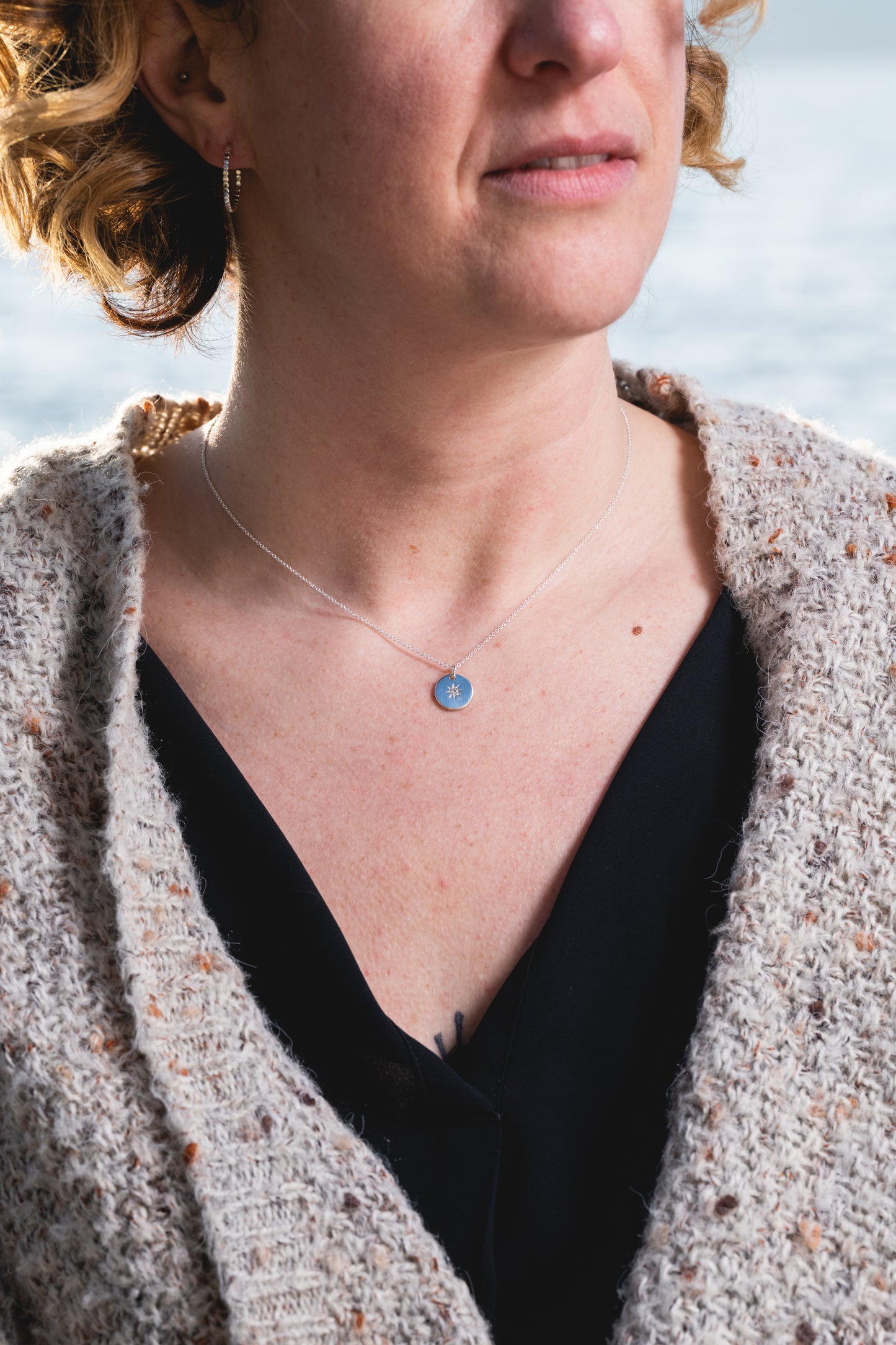 Marion chappaz bijoux collier argent médaille Serti étoile saphir bleu pâle chaine maille forçat femme pendentif porté