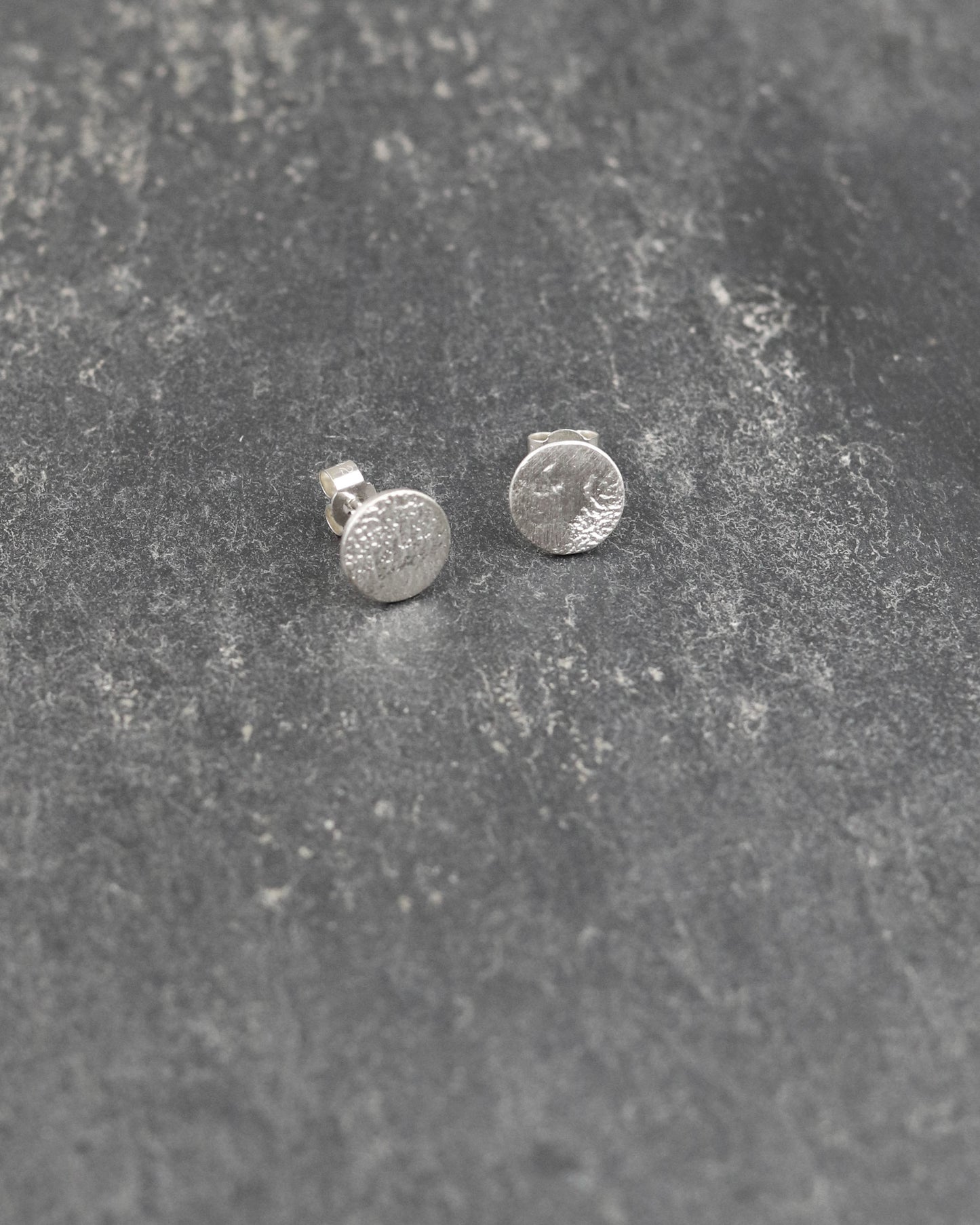 bijoux marion chappaz en argent 925 boucles d'oreilles Mini Moon lune texturées puces fermoir poussoir papillon tirette belge papillon pour femme sur ardoise