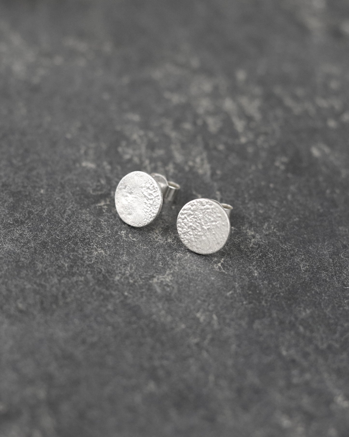 bijoux marion chappaz en argent 925 boucles d'oreilles Mini Moon lune texturées puces fermoir poussoir papillon tirette belge papillon pour femme sur ardoise