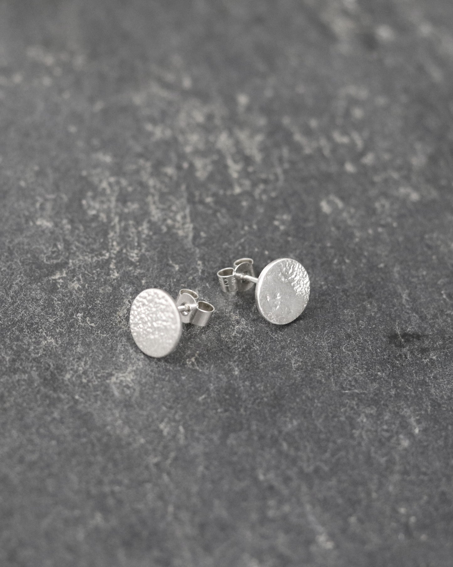 bijoux marion chappaz en argent 925 boucles d'oreilles Mini Moon lune texturées puces fermoir poussoir papillon tirette belge papillon pour femme sur ardoise