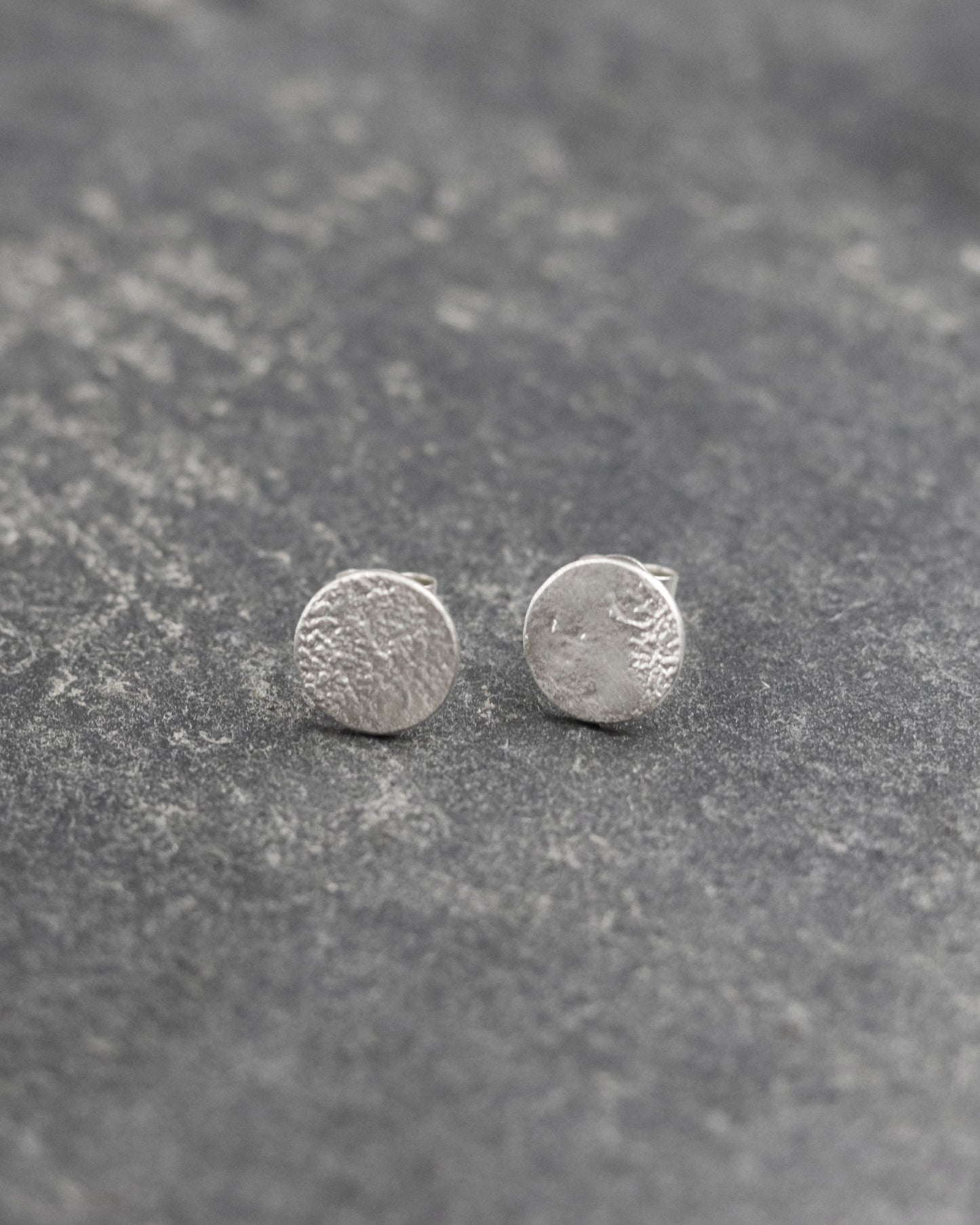 bijoux marion chappaz en argent 925 boucles d'oreilles Mini Moon lune texturées puces fermoir poussoir papillon tirette belge papillon pour femme sur ardoise