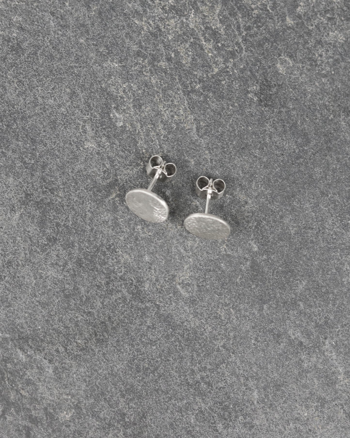 bijoux marion chappaz en argent 925 boucles d'oreilles Mini Moon lune texturées puces fermoir poussoir papillon tirette belge papillon pour femme sur ardoise