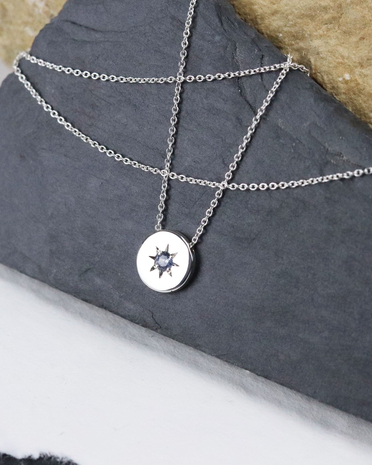 Marion chappaz bijoux collier argent médaille Serti étoile saphir bleu pâle chaine maille forçat femme pendentif