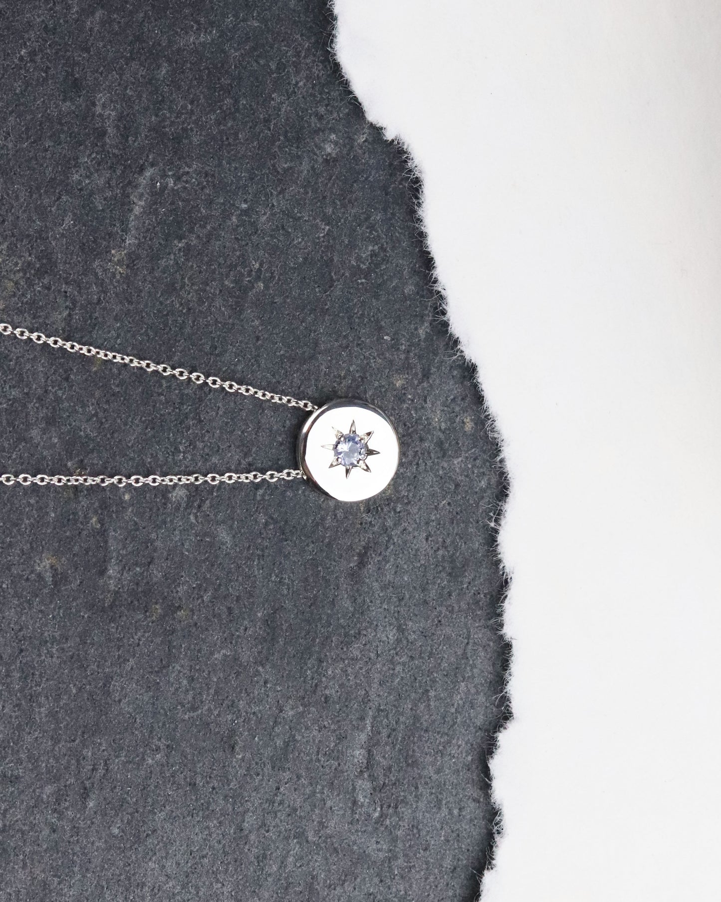 Marion chappaz bijoux collier argent médaille Serti étoile saphir bleu pâle chaine maille forçat femme pendentif