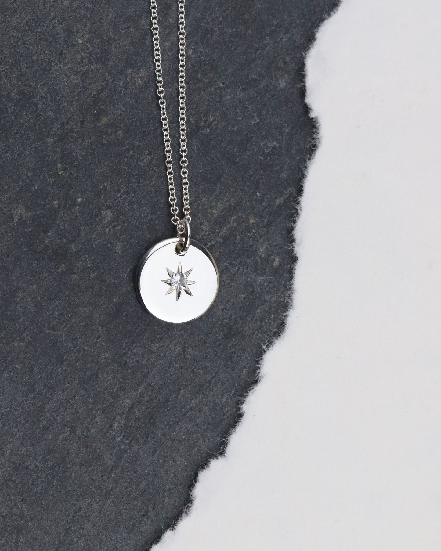 Marion chappaz bijoux collier argent médaille Serti étoile saphir bleu pâle chaine maille forçat femme pendentif
