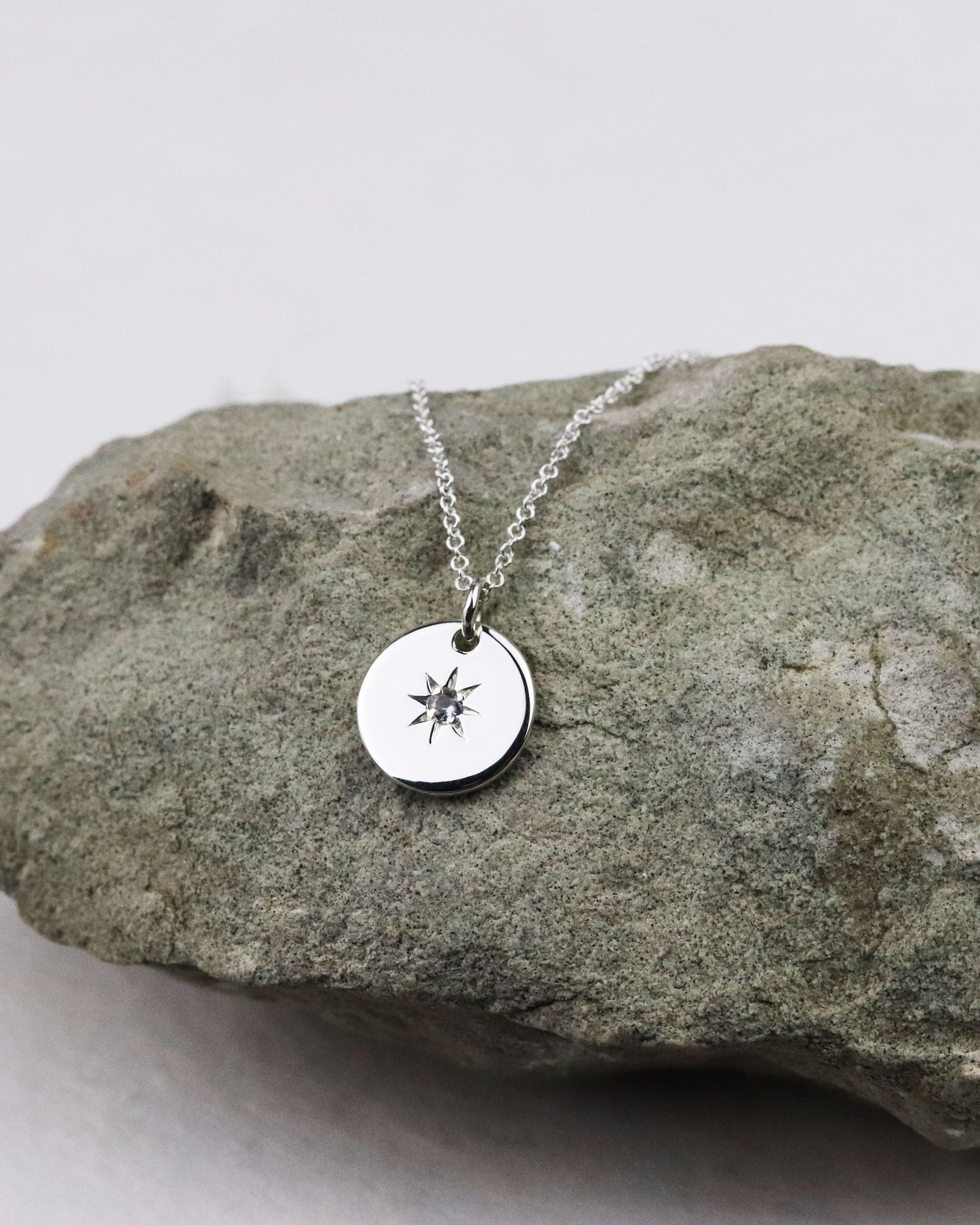 Marion chappaz bijoux collier argent médaille Serti étoile saphir bleu pâle chaine maille forçat femme pendentif