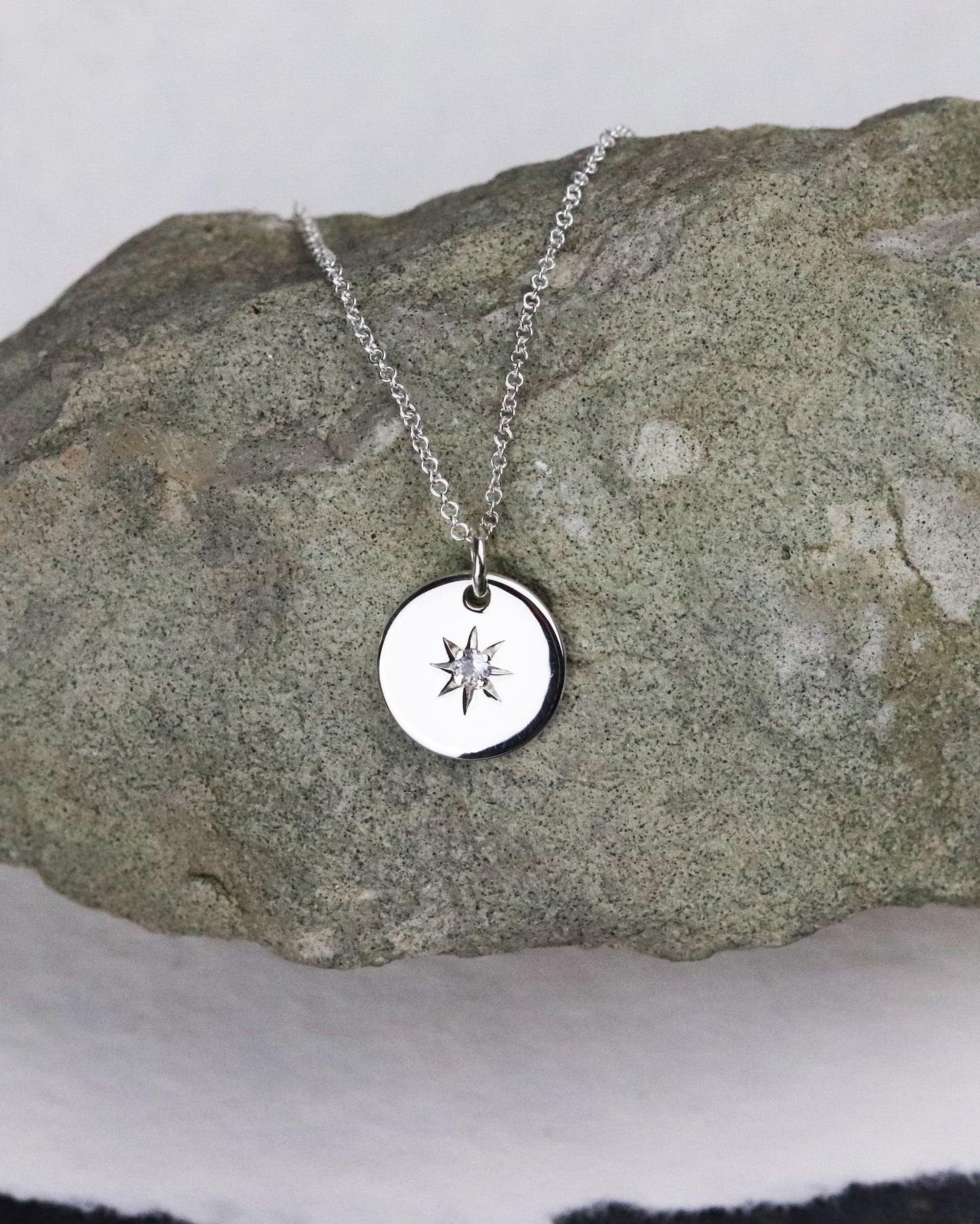 Marion chappaz bijoux collier argent médaille Serti étoile saphir bleu pâle chaine maille forçat femme pendentif