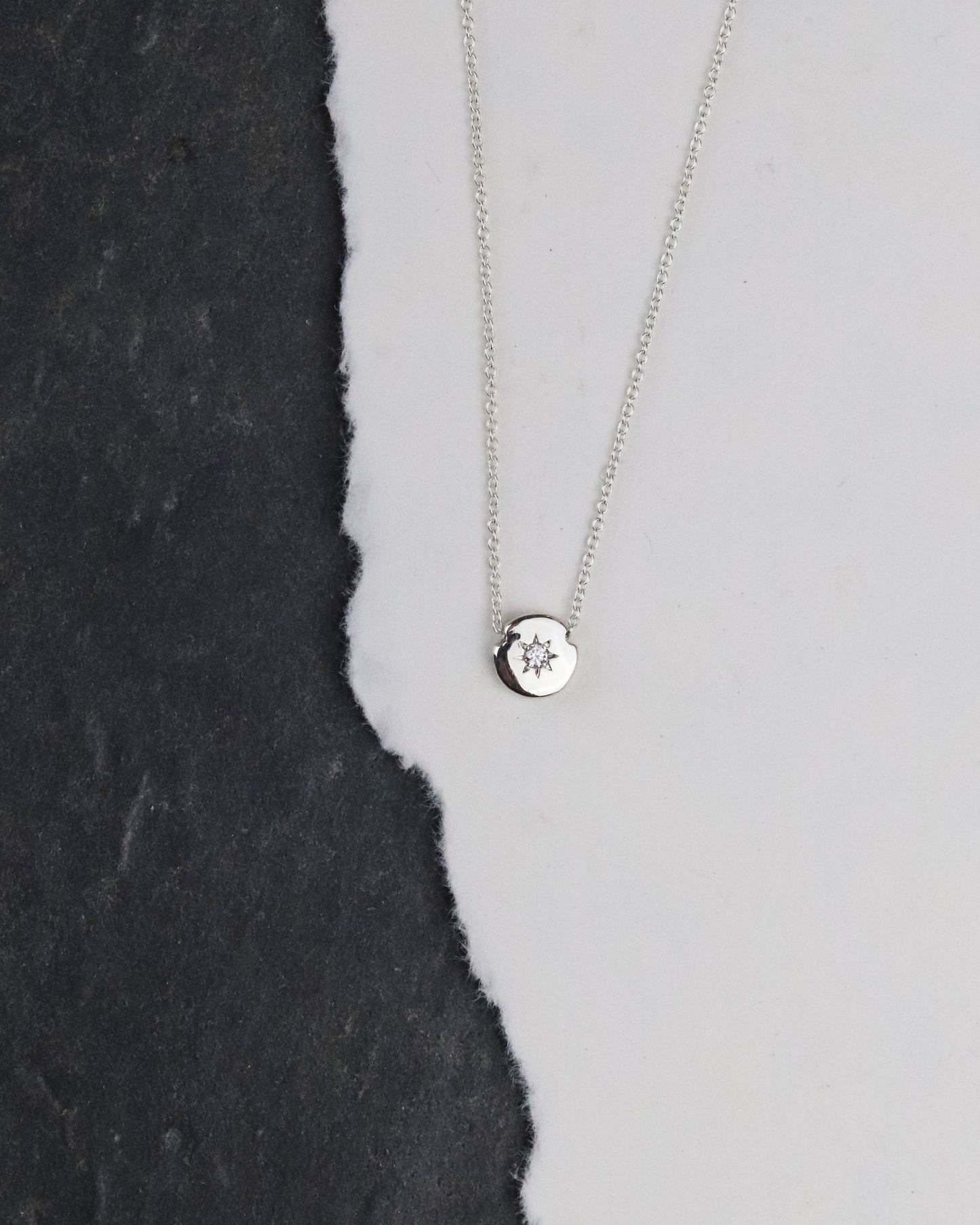 Médaille oxyde de zirconium collier argent sur fond ardoise Créatrice de Bijoux artisane bijoutière Marion Chappaz