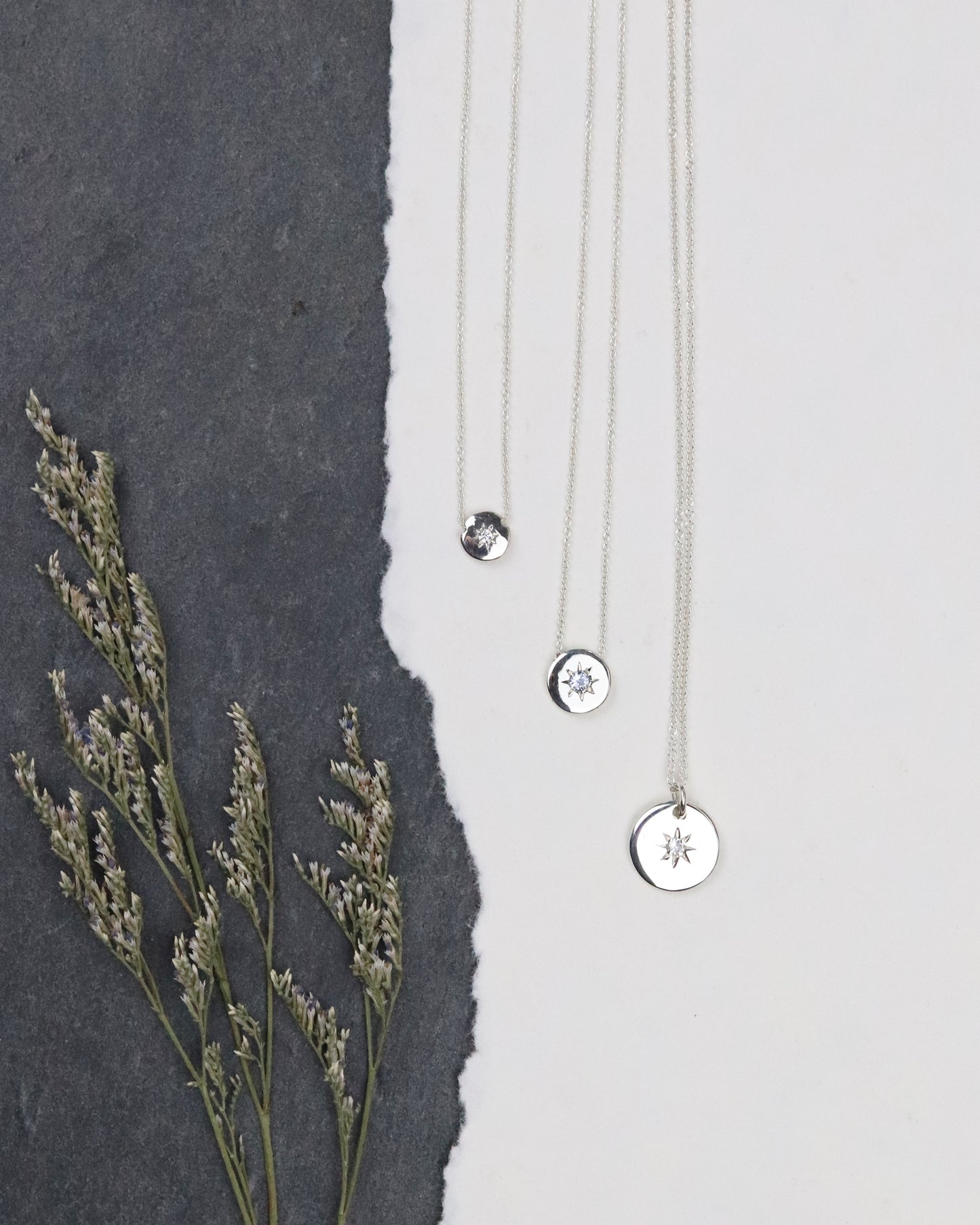 Médaille oxyde de zirconium collier argent sur fond ardoise Créatrice de Bijoux artisane bijoutière Marion Chappaz