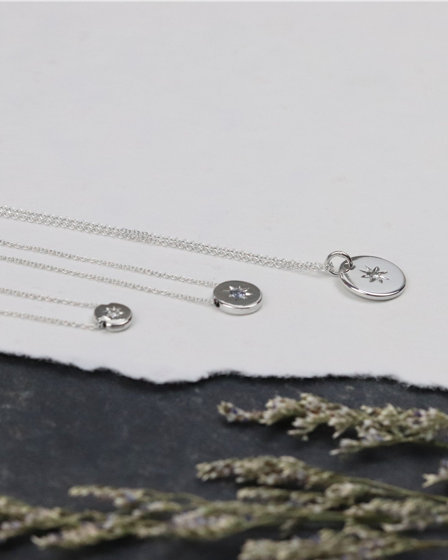 Médaille oxyde de zirconium collier argent sur fond ardoise Créatrice de Bijoux artisane bijoutière Marion Chappaz