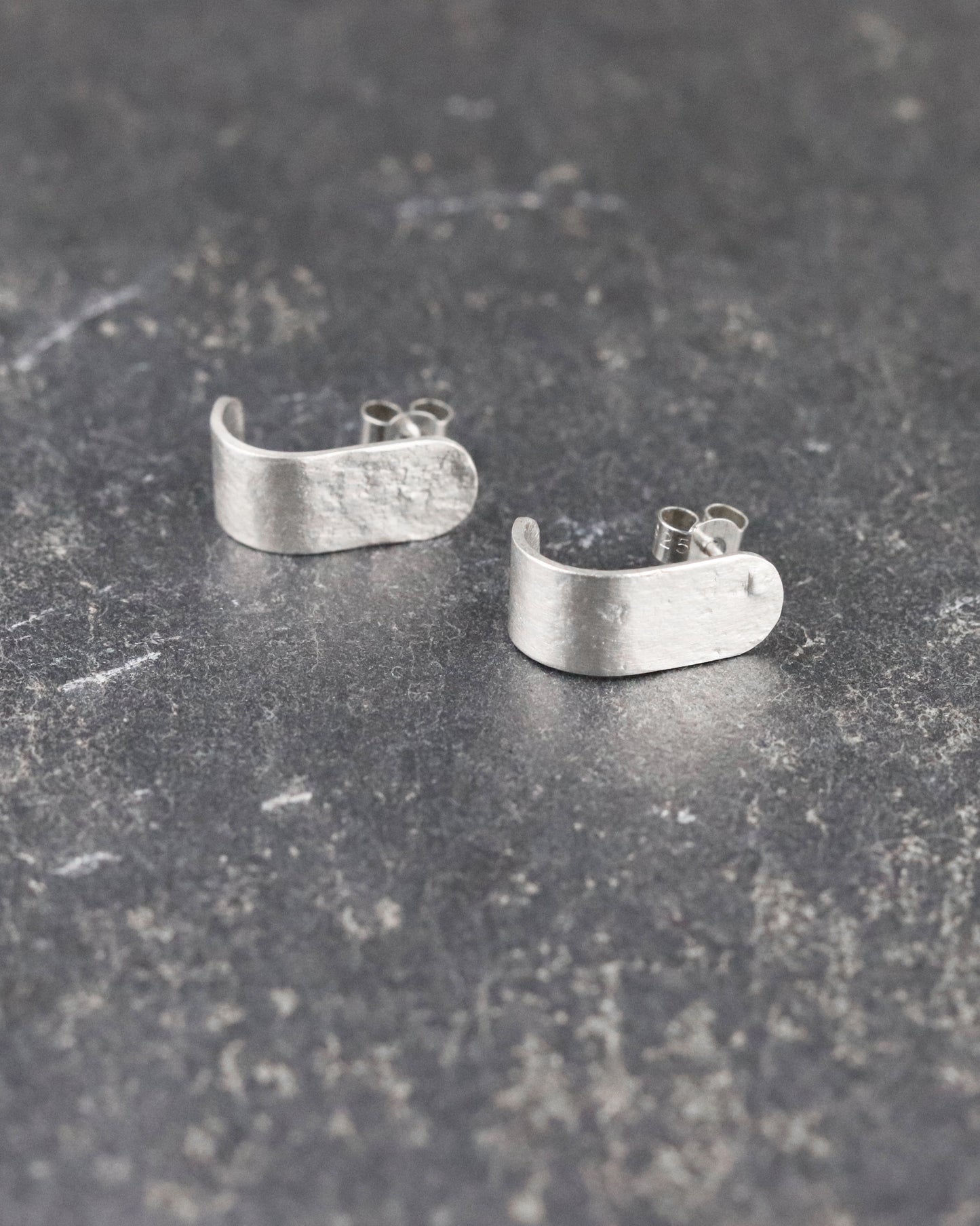 Boucles d'oreilles créoles plates argent 925 Moon puces texturées femme