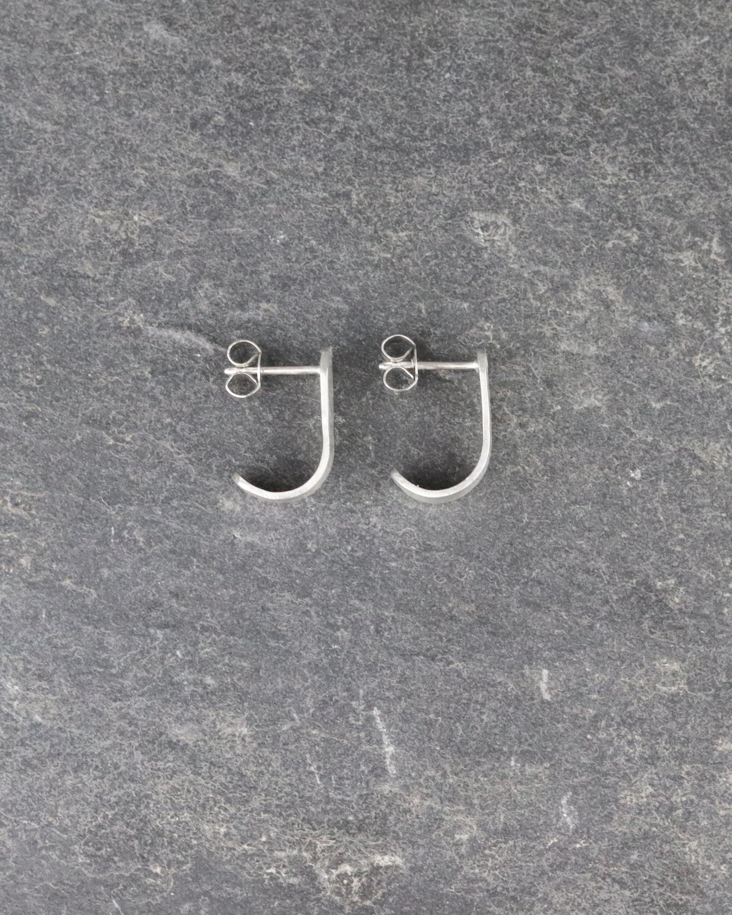 Boucles d'oreilles créoles plates argent 925 Moon puces texturées femme