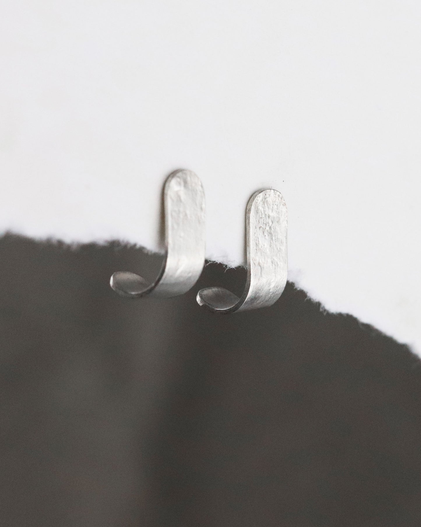 Boucles d'oreilles créoles plates argent 925 Moon puces texturées femme