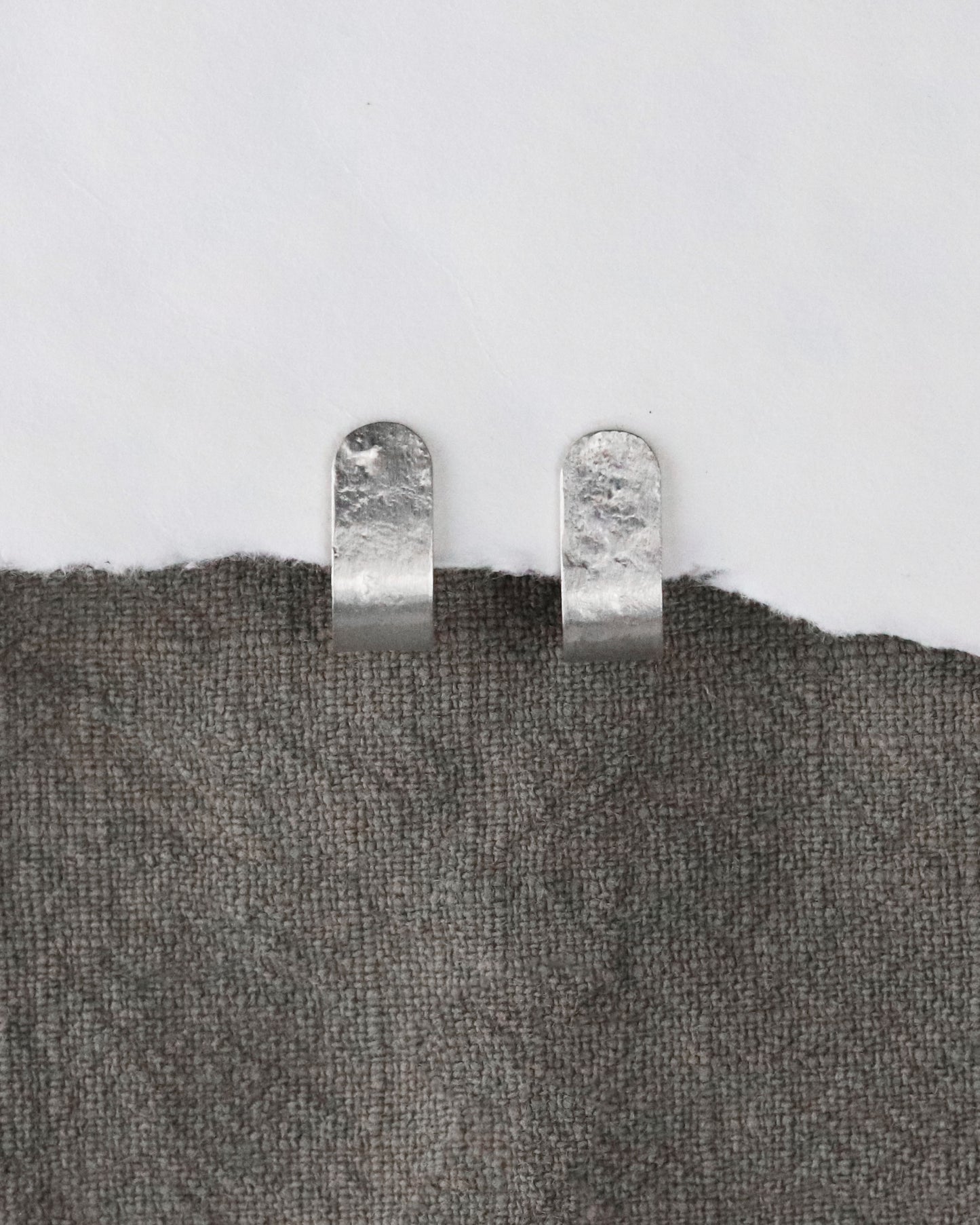 Boucles d'oreilles créoles plates argent 925 Moon puces texturées femme