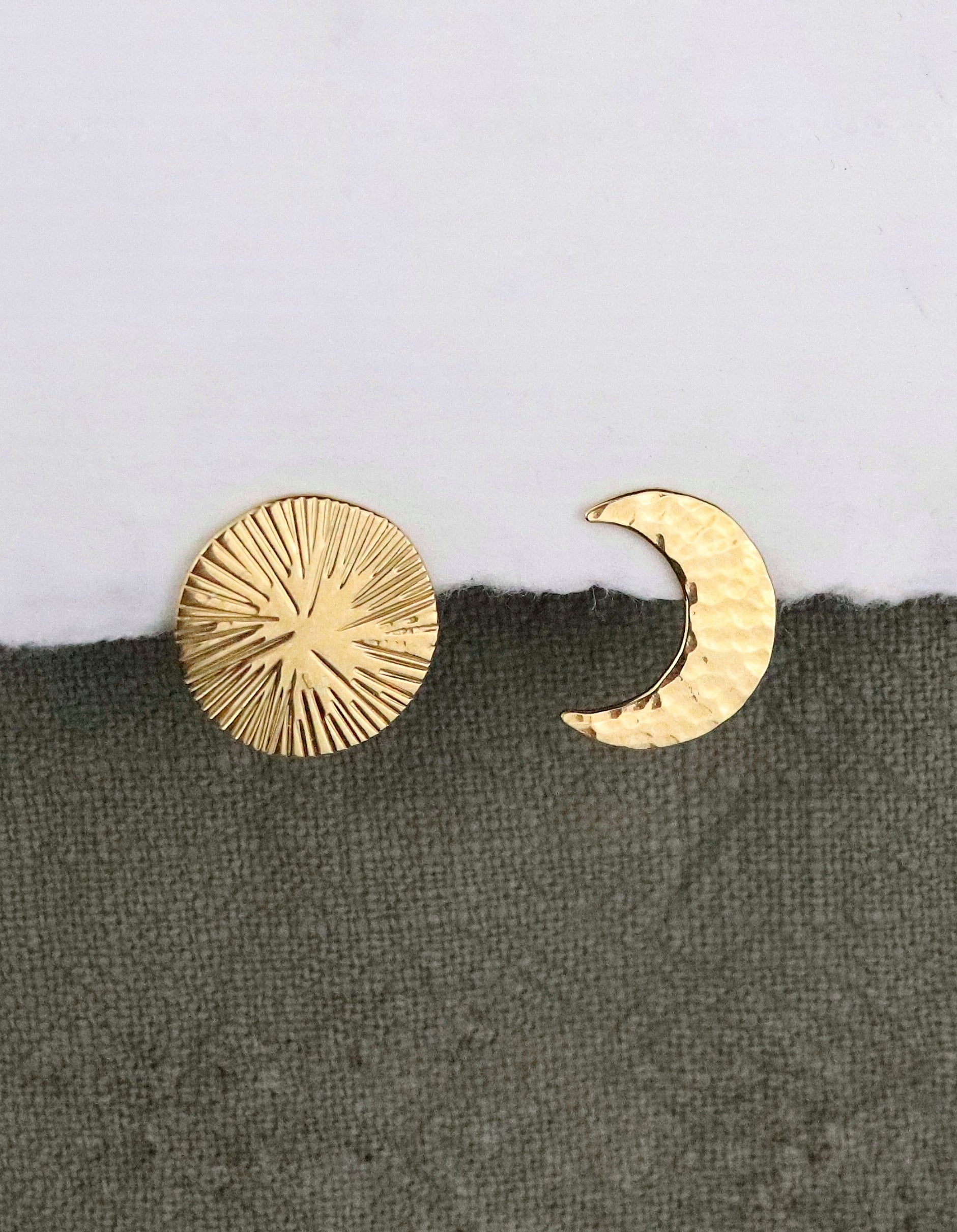 Boucles d'oreilles asymétriques Eclipse Lune Soleil en vermeil (argent 925/1000 plaqué or 5 microns) sur fond papier blanc et tissus kaki