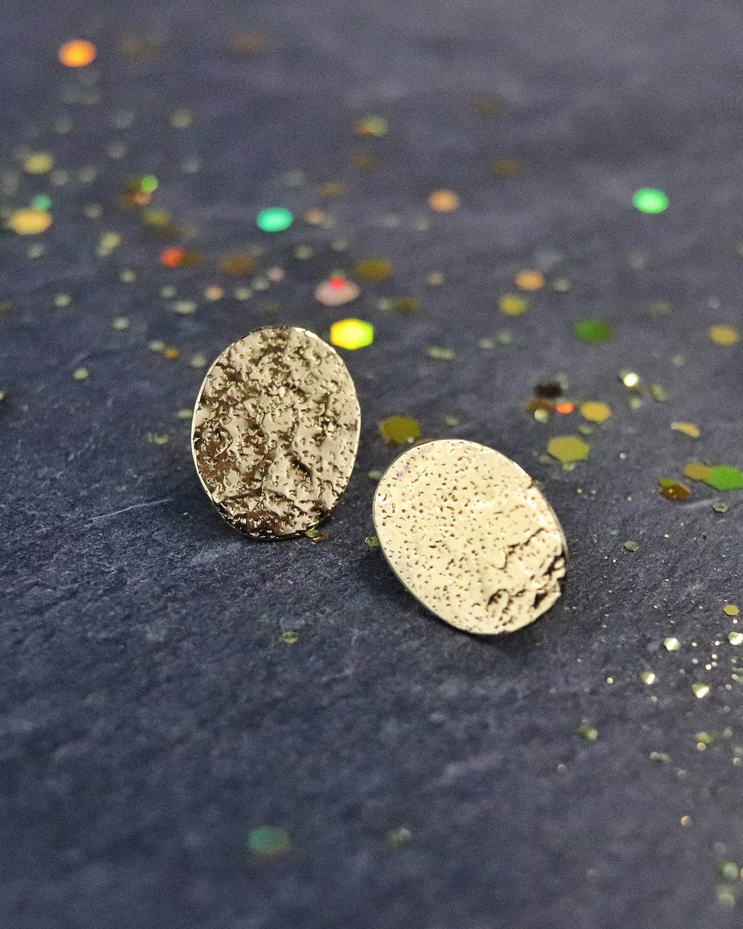 Boucles d'oreilles Puces Emery en vermeil (argent 925/1000 plaqué or 5 microns) posées sur une ardoise naturelle
